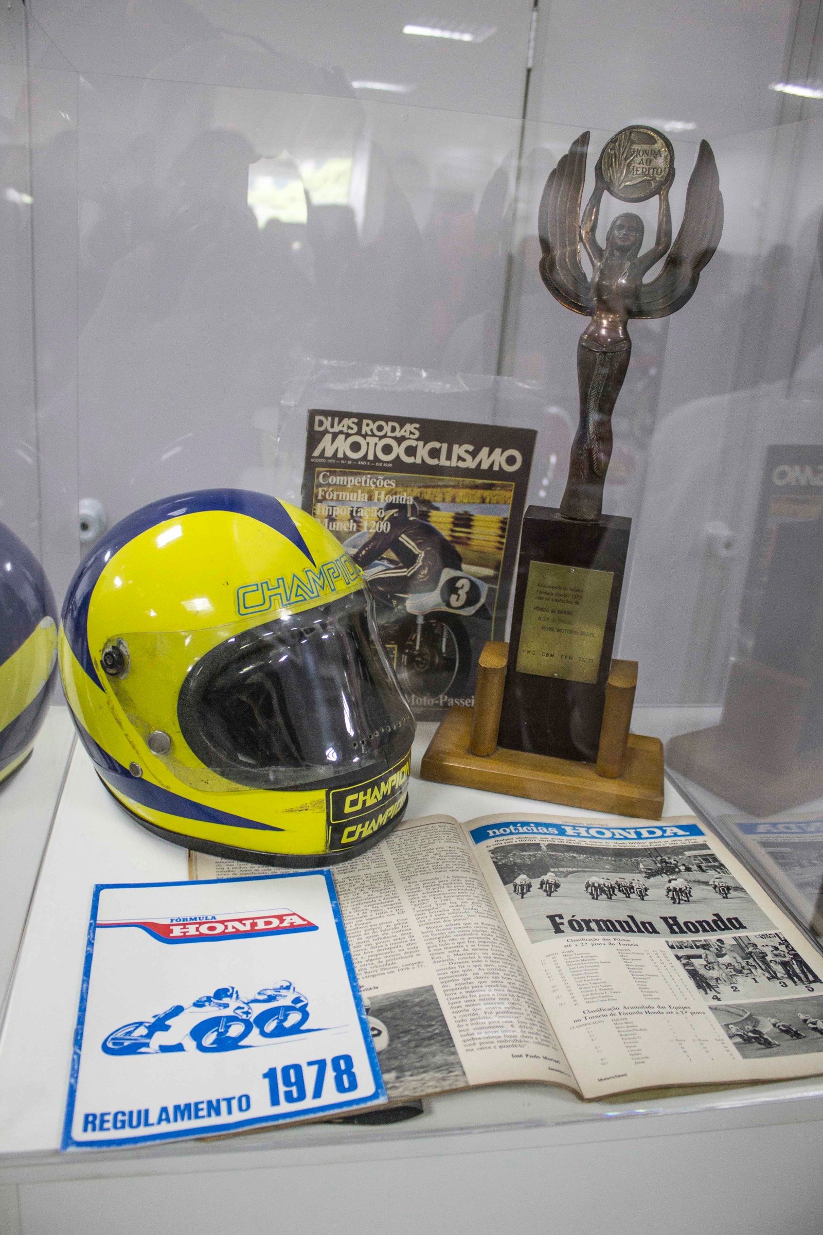 O capacete e o troféu de Paulo Mansi, Campeão Brasileiro de FH em 1979, mas a revista Duas Rodas da época e o regulamento de 1978. Foto Classic Riders Brasil / Wel Calandria / Motostory