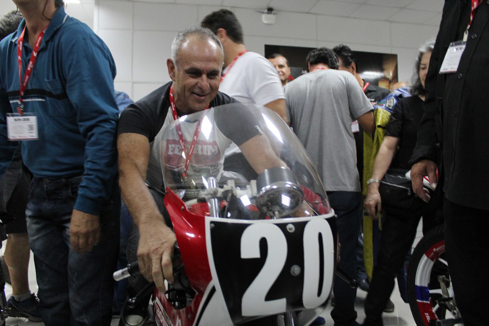Santo Feltrin, Campeão invicto de 1981, rindo sozinho ao sentar de novo em uma Fórmula Honda – Foto Classic Riders Brasil / Wel Calandria / Motostory