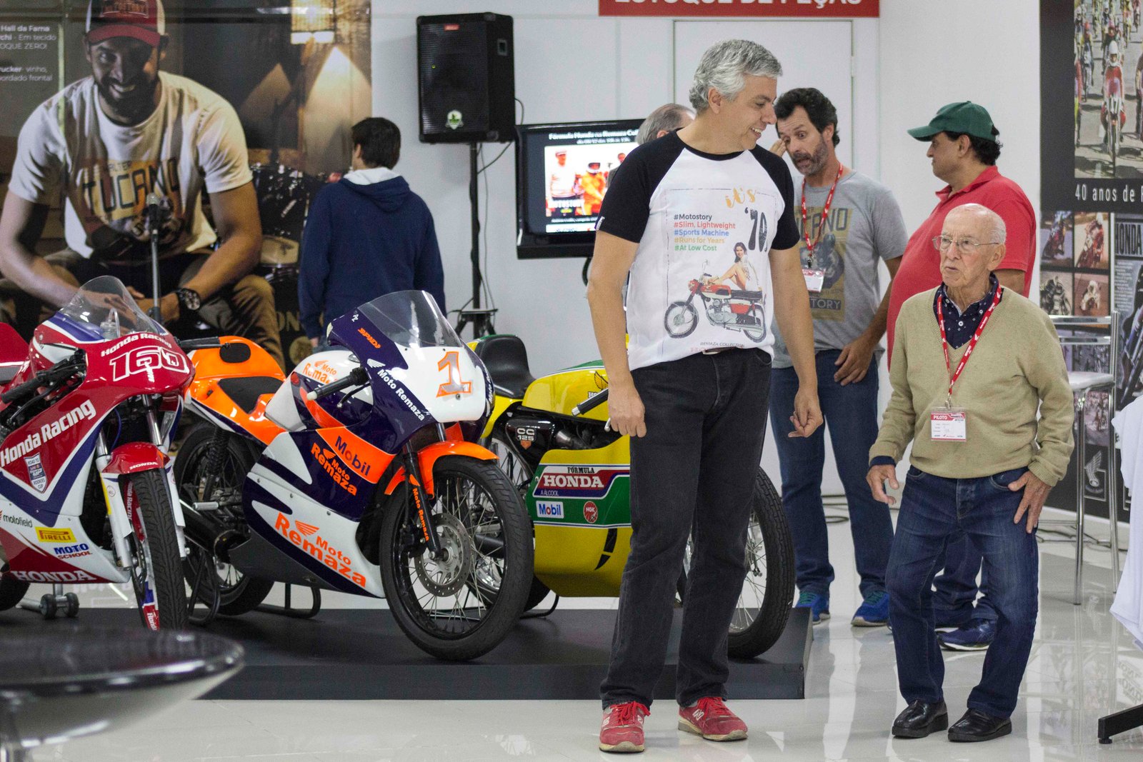 O anfitrião e parceiro Motostory Alexandre Zaninotto falando com o Agnaldo Charuto. Ao fundo José Luis Gonsalves, quem empurrou para que o evento acontecesse! Valeu parceiros! Foto Classic Riders Brasil / Wel Calandria / Motostory