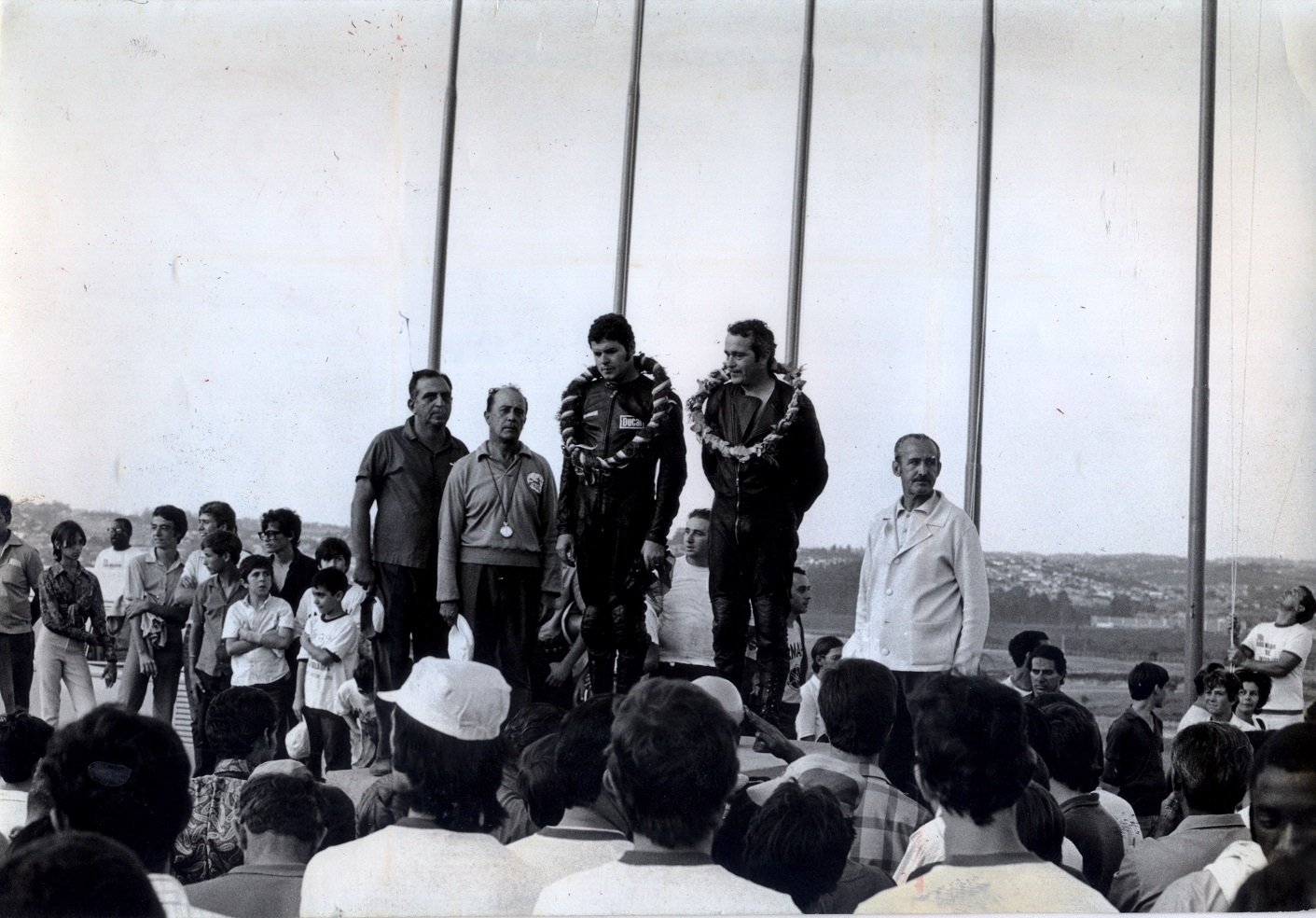 Pódio da 1ª Edição das 500 Milhas de Interlagos em 1970 com os irmãos Paolo e Gualtiero Tognocchi como vencedores, ao lado de Eloi Gogliano (Centauro Motor Clube e CBM), todos grandes amigos de Carlão. Foto Acervo Tognocchi / Motostory