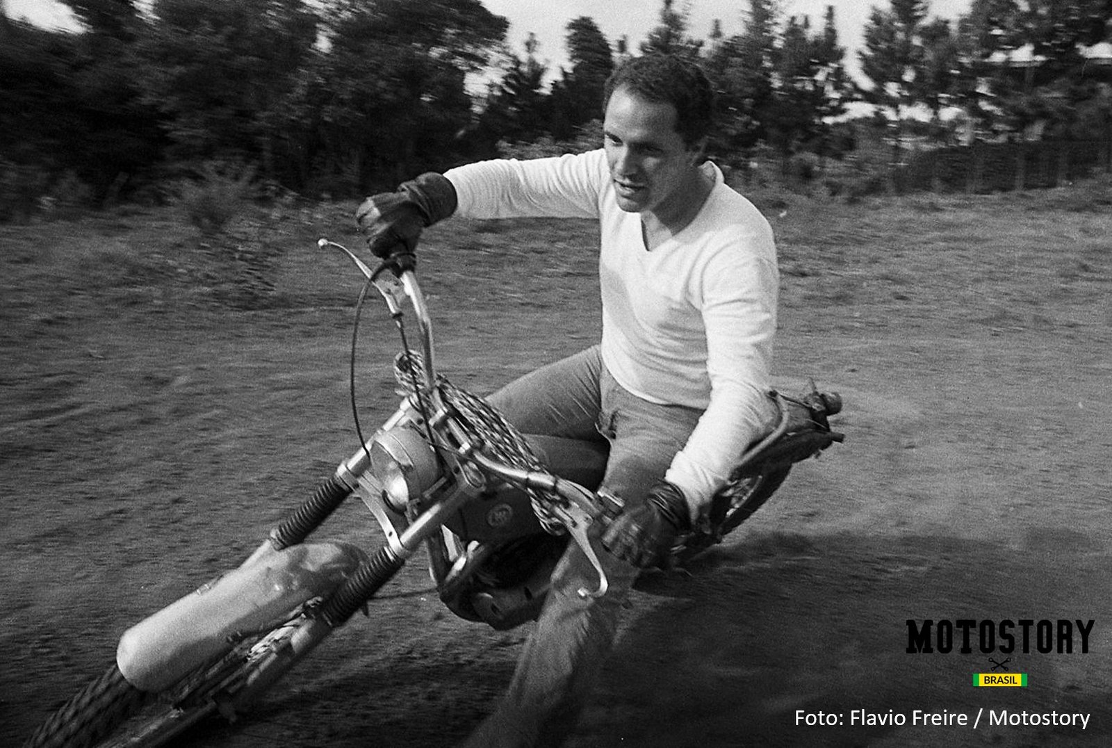 Bora derrapar mais uma vez para ver no que dá... Carlão Coachman e sua Montesa Cota 247 - Foto Flavio Freire / Motostory