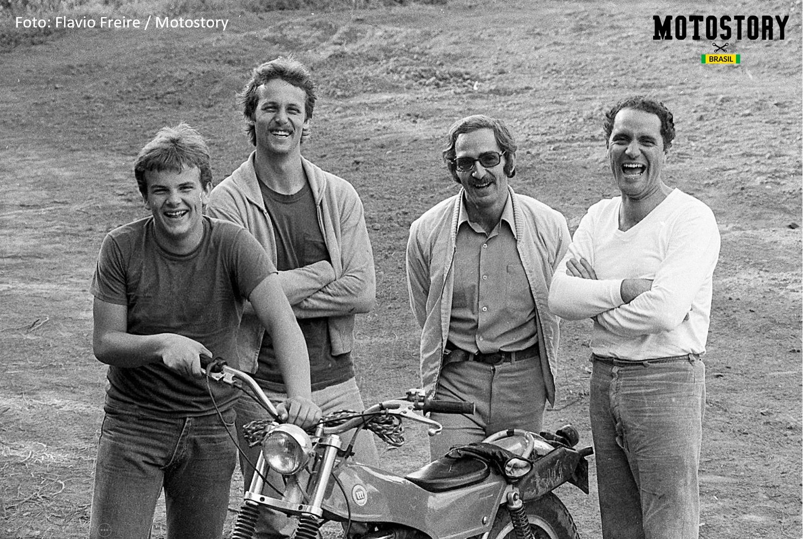 Flavio Freire Junior (Vuca), Ronnie Hornet Kopenhagen, Fabio Canteiro e Carlão Coachman com a Montesa Cota 247. Tava bom o dia? - Foto Flavio Freire / Motostory