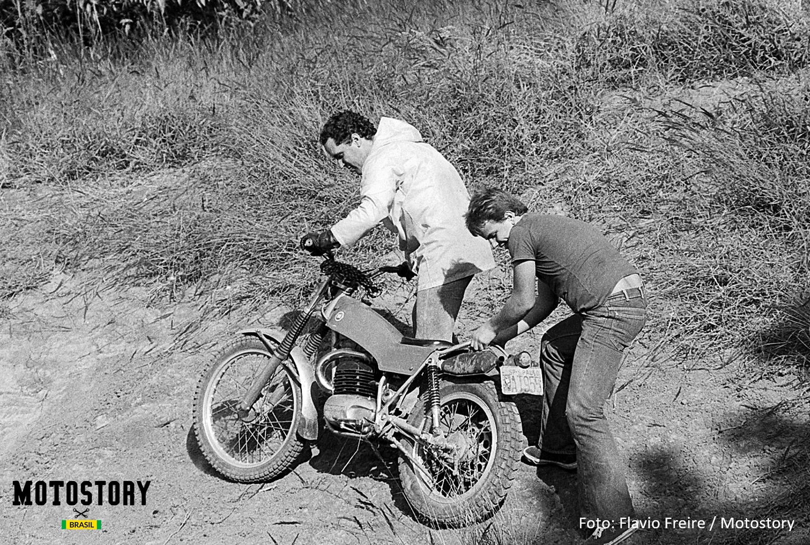 Ops... dá uma mãozinha ai Vuca... obrigado. Carlão Coachman e sua Montesa Cota 247 - Foto Flavio Freire / Motostory