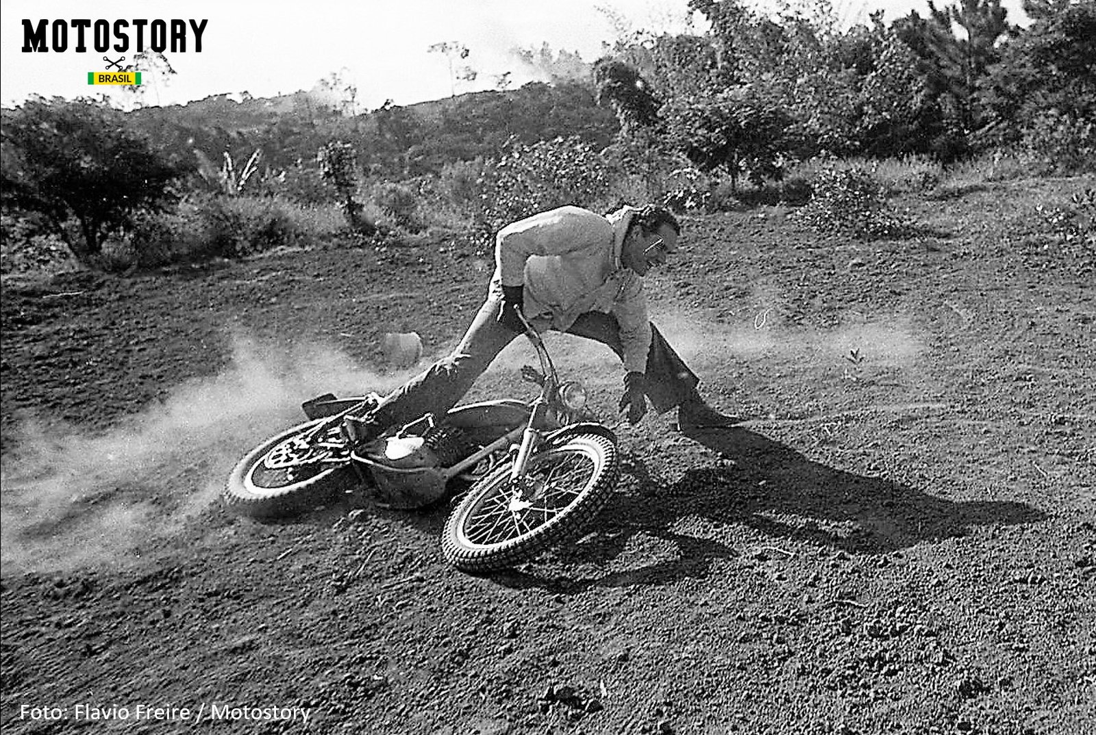 Acho que não vai dar pra segurar, mas bem que eu estou tentando... Carlão Coachman e sua Montesa Cota 247 - Foto Flavio Freire / Motostory