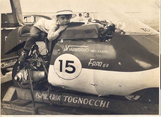 EXEMPLAR DA EQUIPE Scuderia Tognocchi, com o pequeno Marco deitado no tanque do pai Gualtiero Tognocchi. Foto Acervo Tognocchi / Motostory
