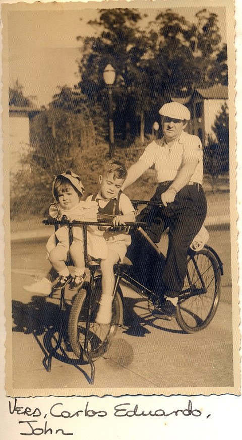 Vera Coachman, Carlão Coachman e John William Coachman. “Meu pai era um colecionador de bicicletas.” Foto familia Coachman / Motostory