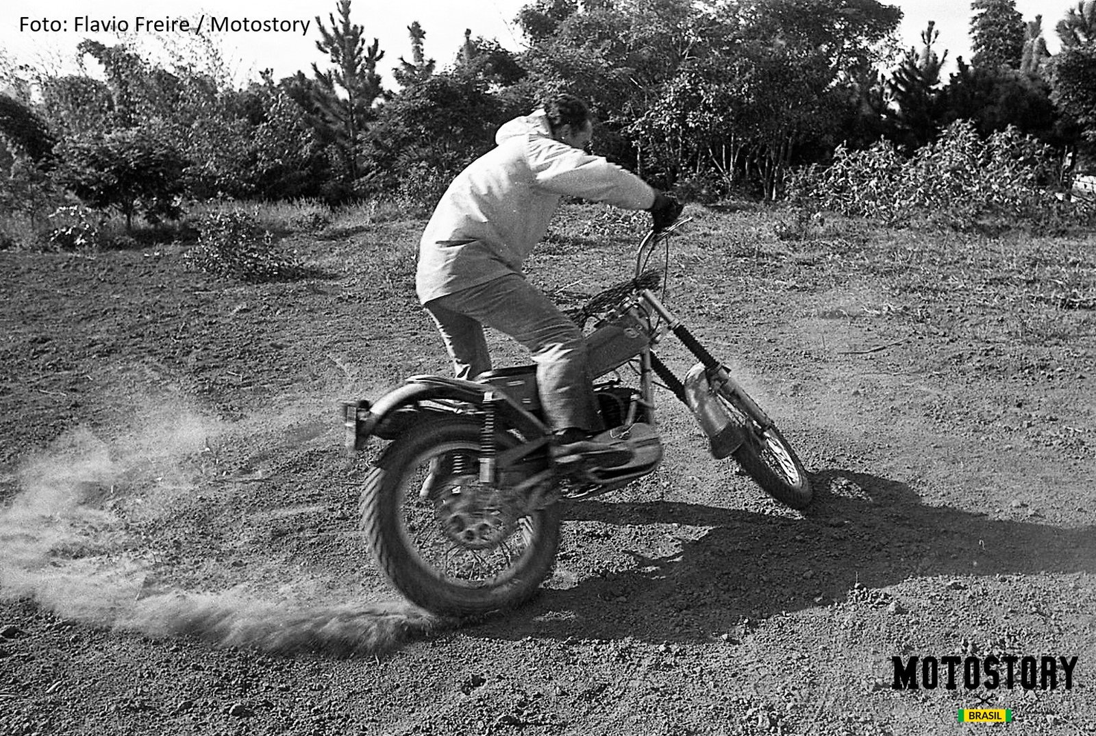 Aprendendo o zerinho: Tudo começa aparentemente bem... Carlão Coachman e sua Montesa Cota 247 - Foto Flavio Freire / Motostory
