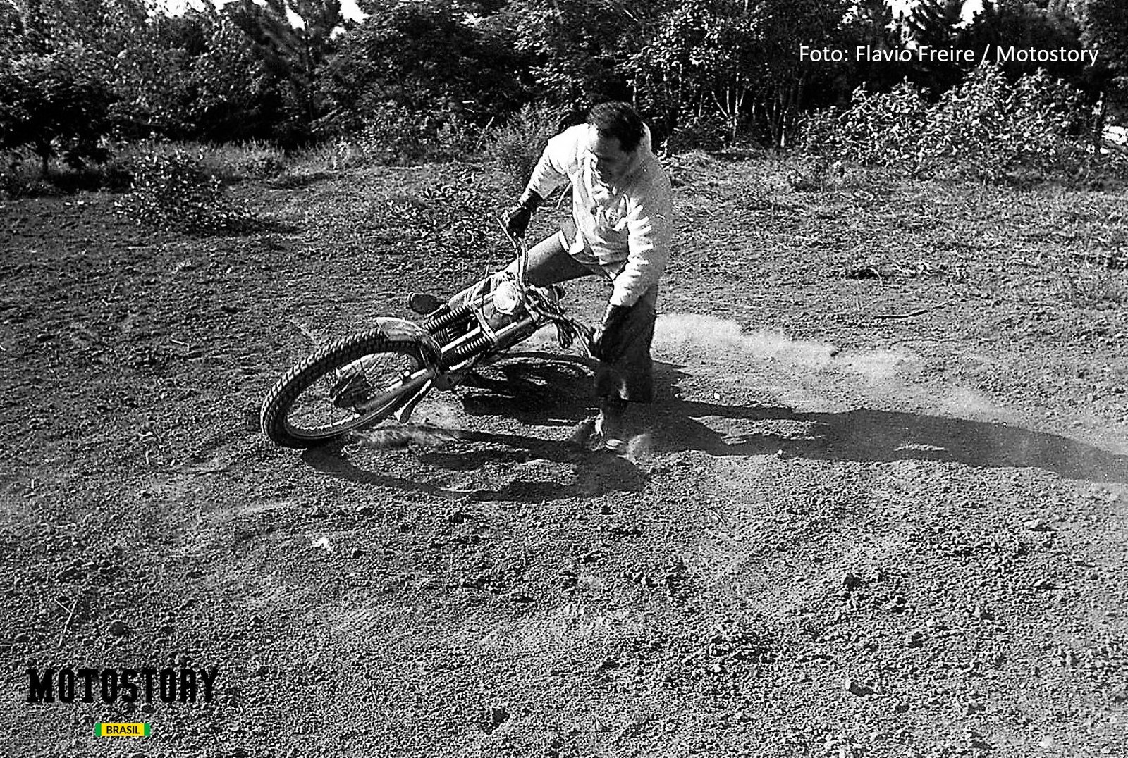 Ops... parece que a coisa saiu um pouco do controle. Carlão Coachman e sua Montesa Cota 247 - Foto Flavio Freire / Motostory