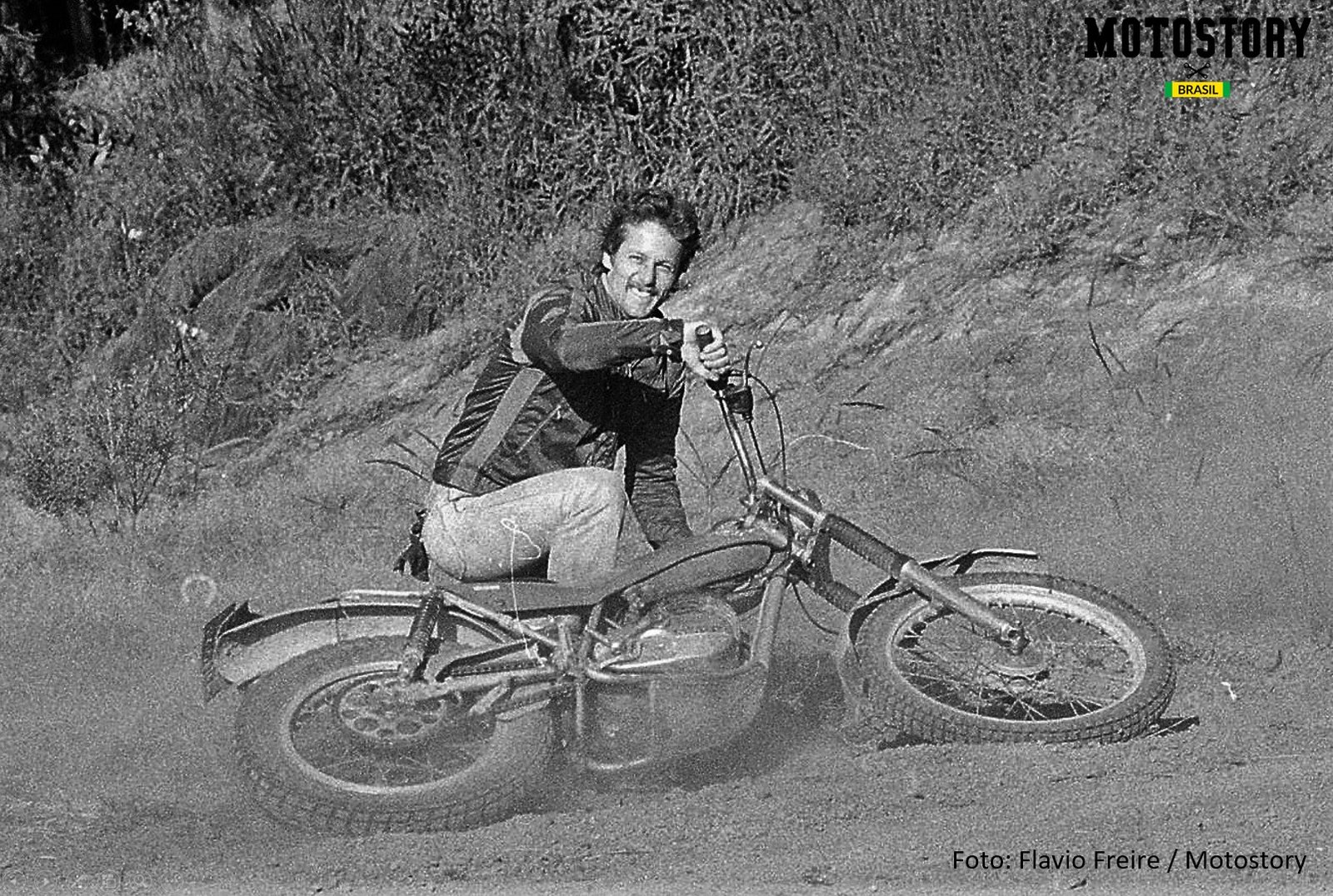Acho que ele ficou triste porque caiu de moto... será Ronnie? Levanta logo a Montesa Cota 247 e vai de novo! Foto Flavio Freire / Motostory