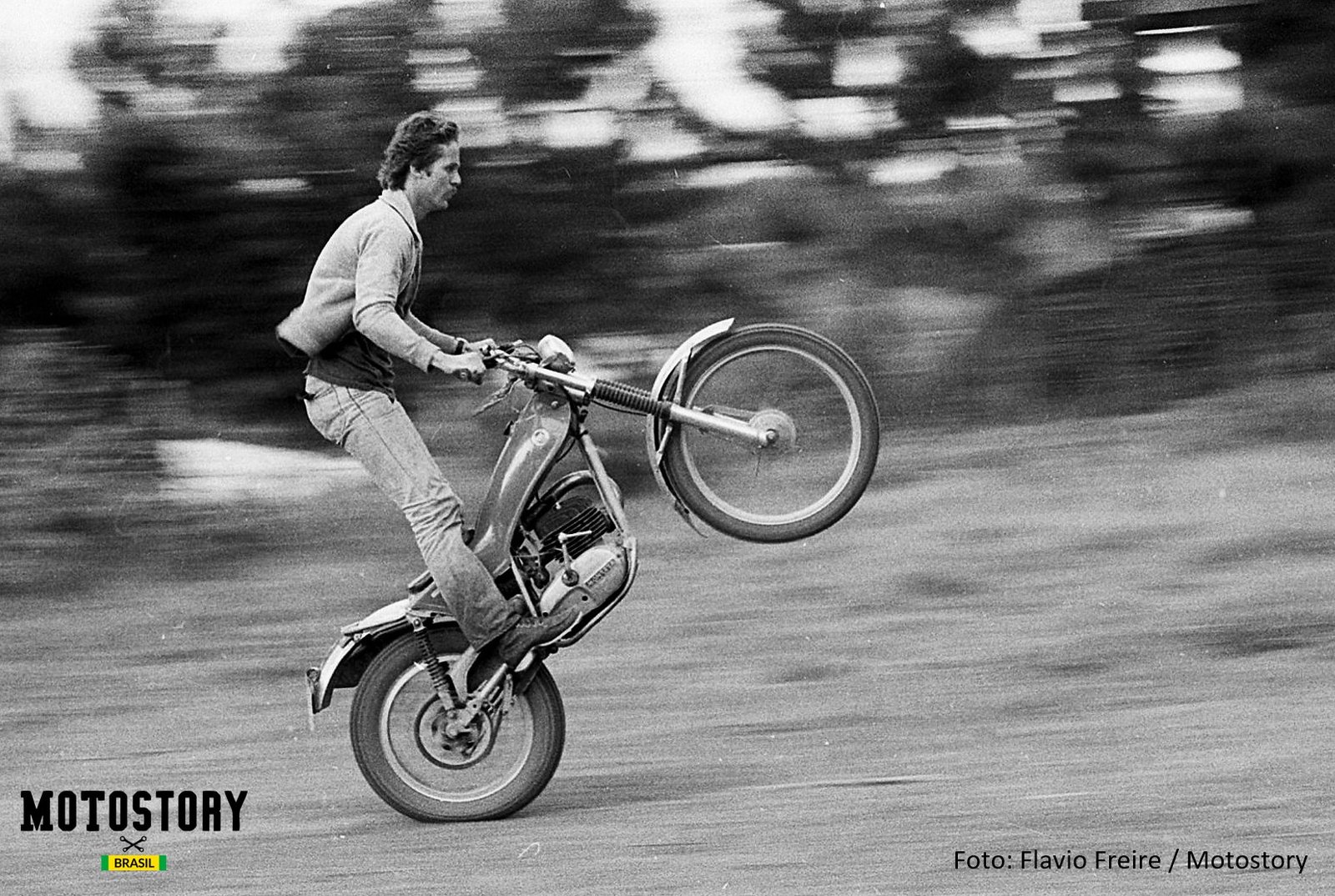 Uma das melhores fotos que já vi na vida e até muito pouco tempo não sabia quem era o fotógrafo. Hoje sei que a empinada do Ronnie ficou imortalizada pelas lentes de Flavio Freire / Motostory