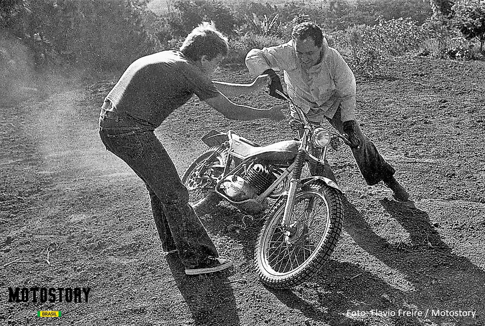 Amigos: sempre tenha um por perto... é ele que vai te dar uma mãozinha, não é Vuca? Carlão Coachman e sua Montesa Cota 247 - Foto Flavio Freire / Motostory