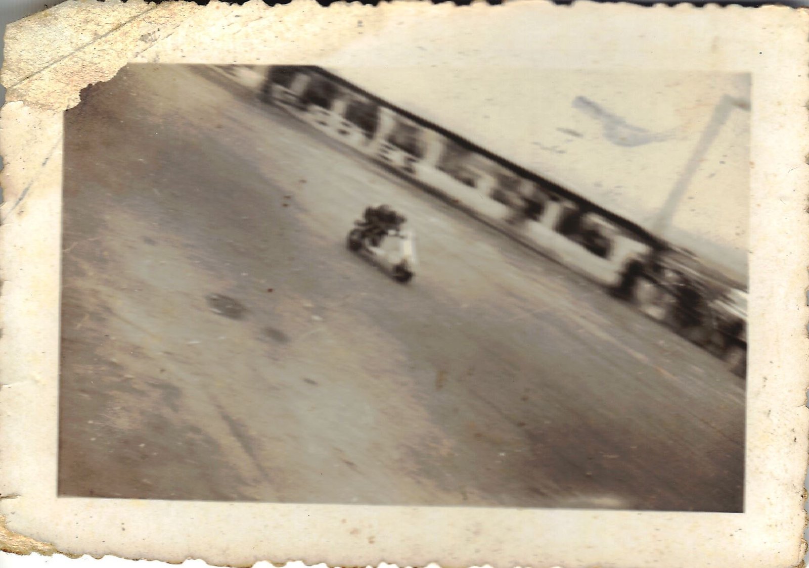 Única foto existente de Carlão Coachman tirada quando dividia a Vespa do amigo Nilo Del Monaco. Foto acervo Motostory