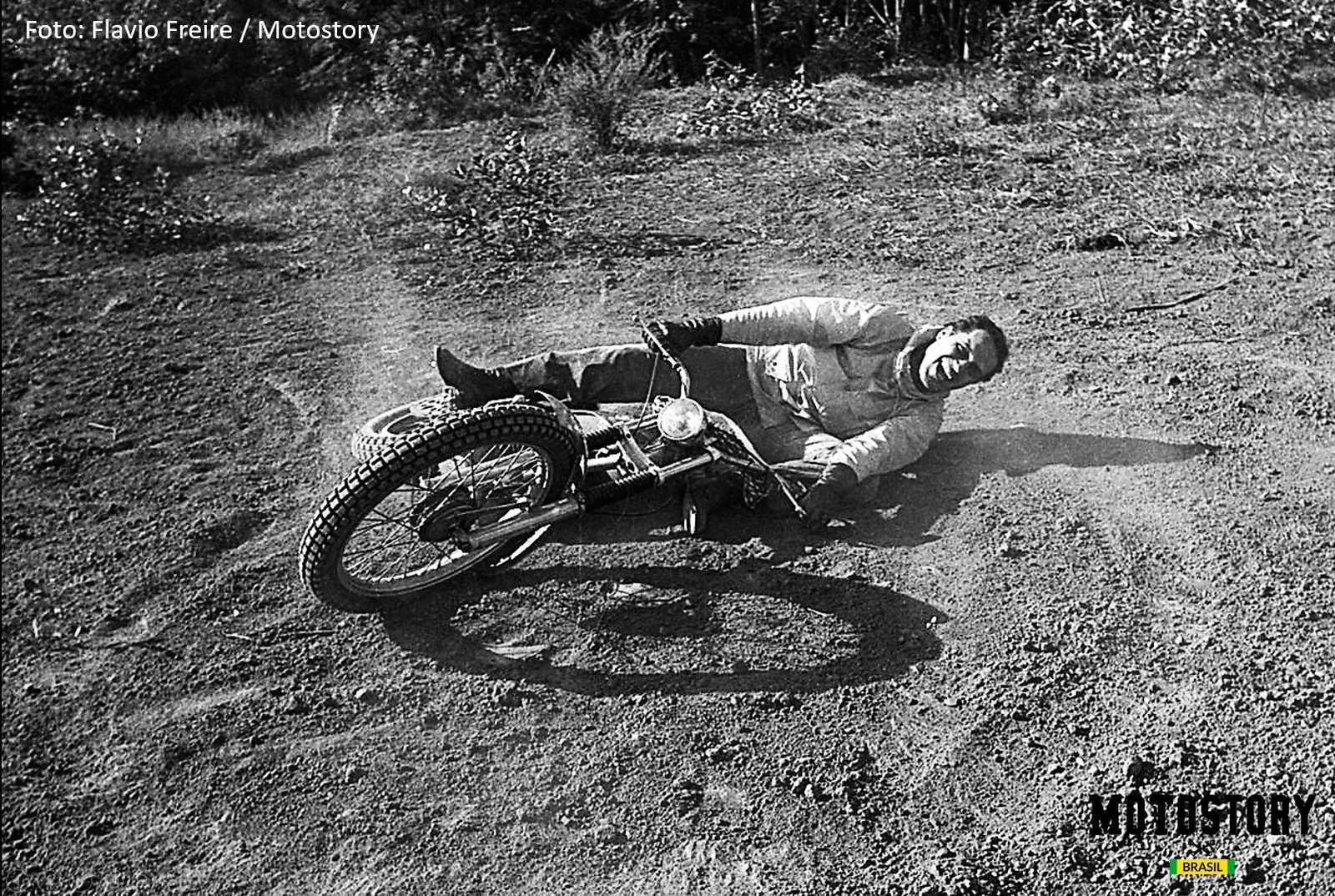 Putz... caí... hahahaha... fazer o que, agora? Chorar ou rir de mim mesmo? Respondido! Carlão Coachman e sua Montesa Cota 247 - Foto Flavio Freire / Motostory 