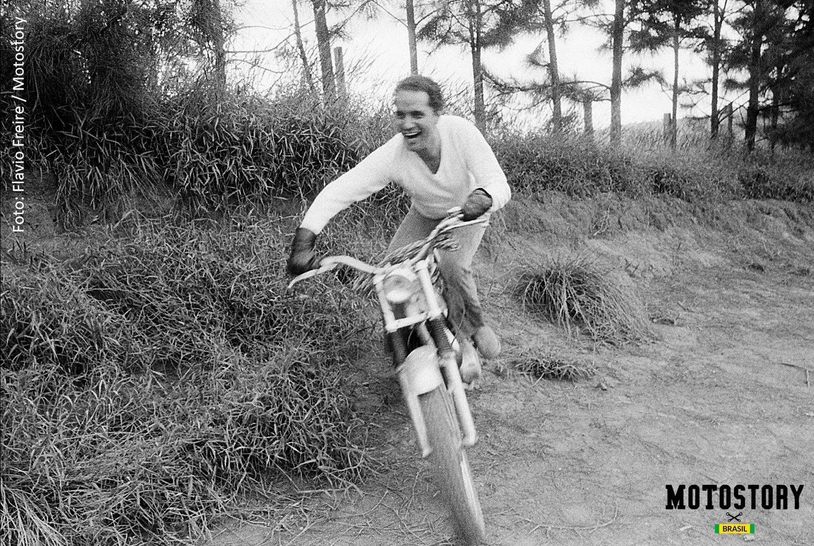 Trinta e poucos anos e aprendendo a dominar a maquina. Como não havia quem pudesse ensinar o Trial, Carlão foi buscar técnicas em livros. Foto Flavio Freire / Motostory