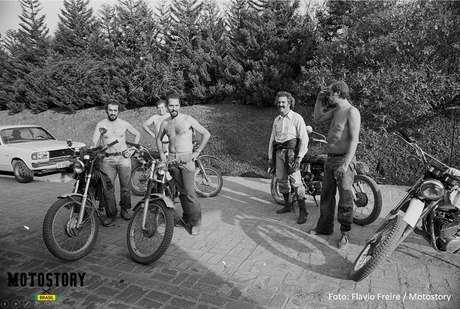 Na Granja Vianna, SP, reunindo a turma: da esq.: Julio Camargo Careone, Luiz Antonio Escobar, Carlos Eduardo de Escobar Coachman (Carlão), Sinésio Franco Fernandes e João Roberto Escobar (irmão do Luiz e ambos primos do Carlão). Foto Flavio Freire / Motostory