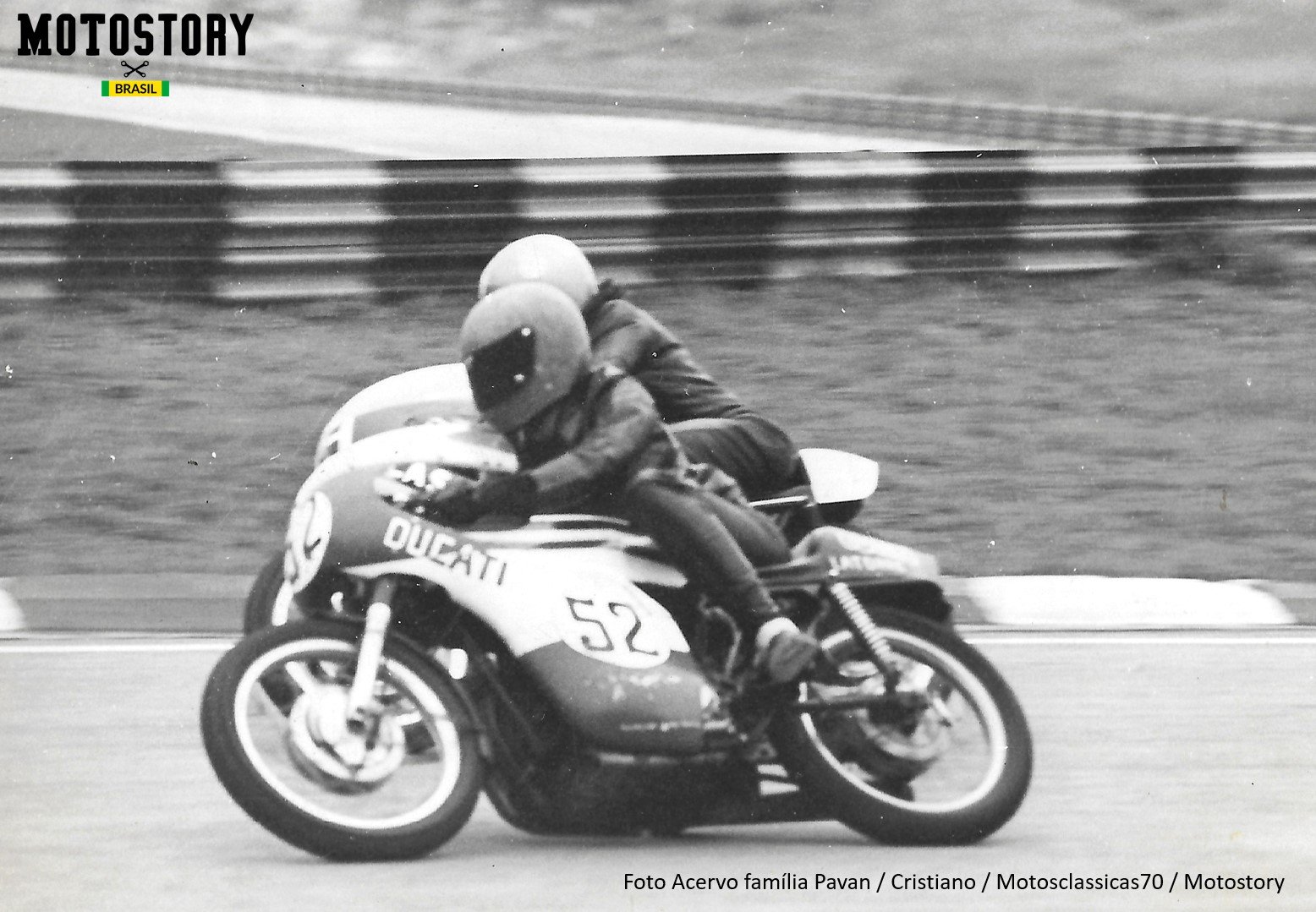 No verso da foto está escrito: "Ao meu amigo Jacaré que nesta foto está se revelando um grande piloto. Do seu fã, Cristiano - Foto Familia Pavan / Cristiano / Motosclassicas70 / Motostory
