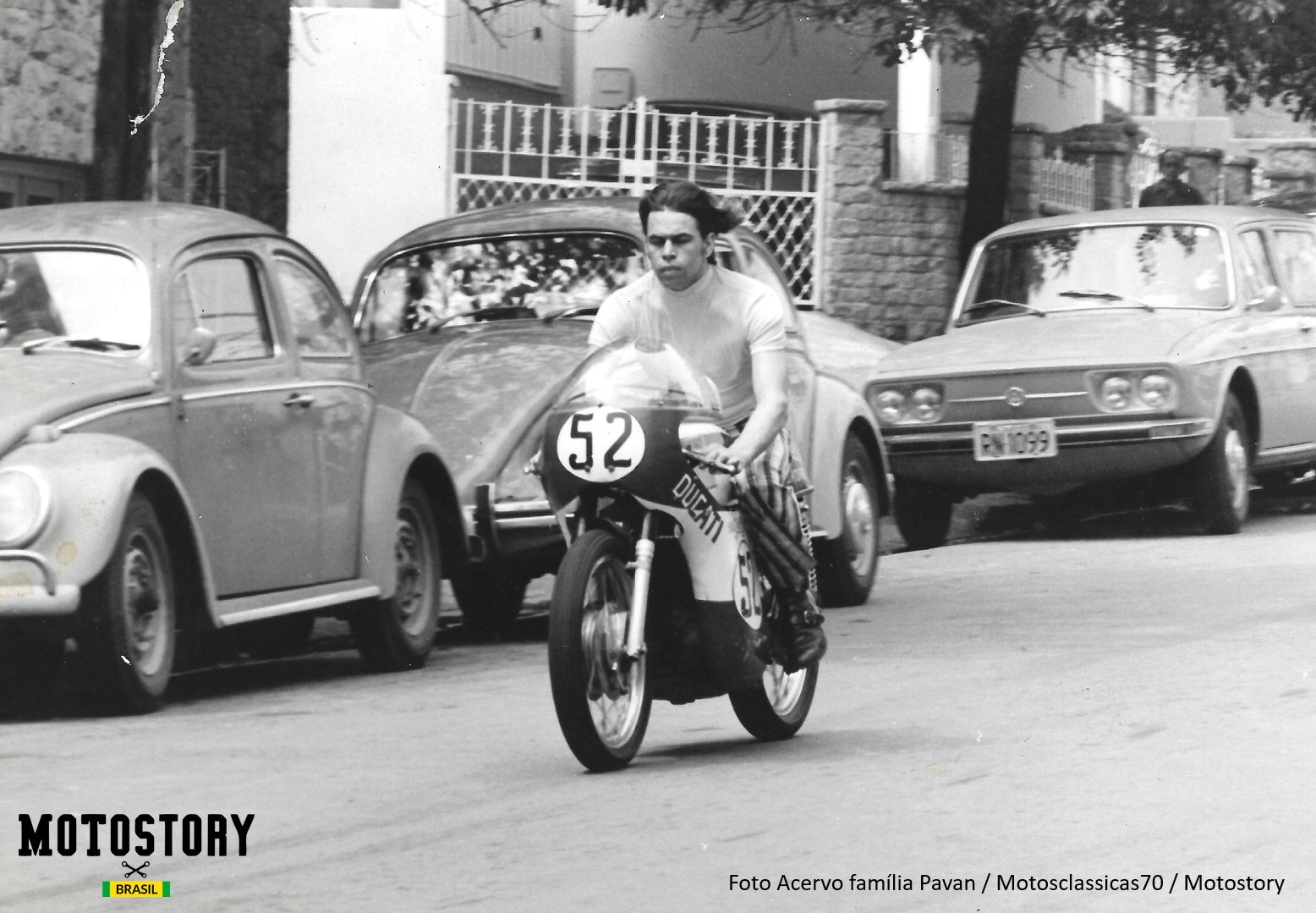 O espírito indomado de Jacaré não deixava ele ser arrojado "apenas" nas pistas. As ruas eram apetitosas demais para ele e os "shows" uma constante. Foto Família Pavan / Motosclassicas70 / Motostory