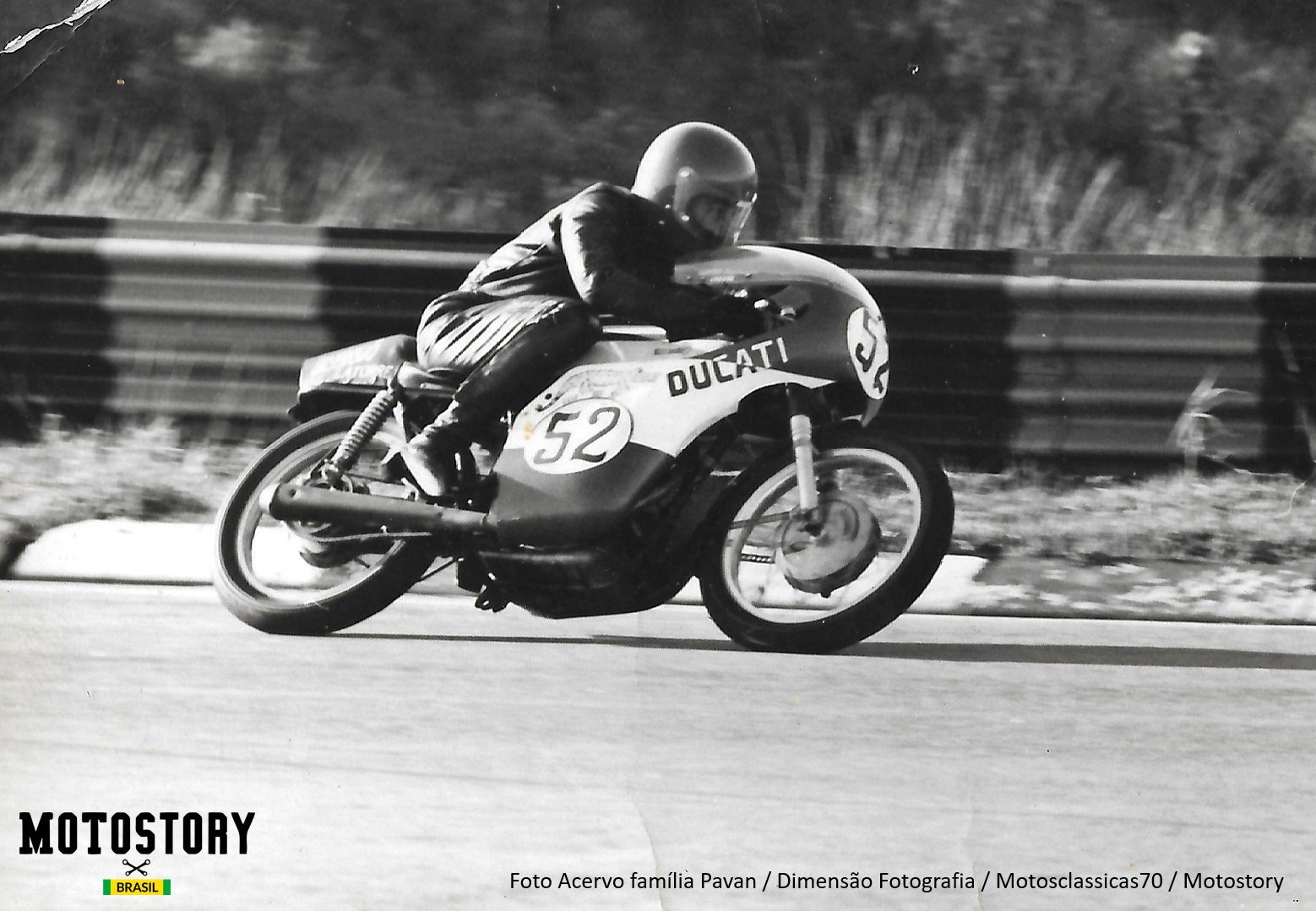 Em um tempo de rebeldia, talvez o mais rebelde dos rebeldes: Carlos Pavan, o Jacaré, pilotando a Ducati do Sr. Latorre. Foto Acervo Família Pavan / Dimensão Fotografia / Motosclassicas70 / Motostory