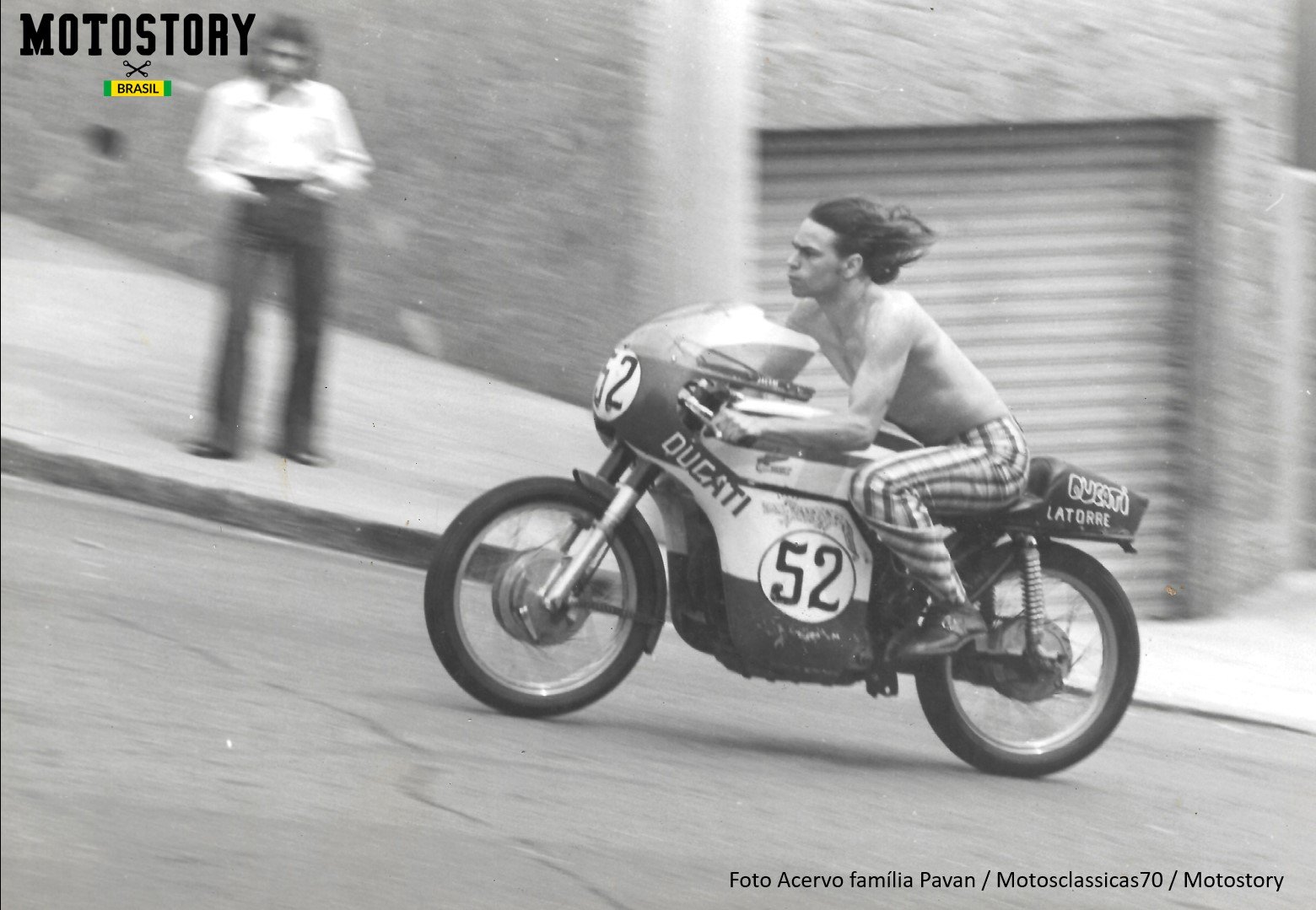 Quem é a figura fora de foco que dá calçada observa o irreverente Jacaré e sua Ducati? Foto Família Pavan / Motosclassicas70 / Motostory