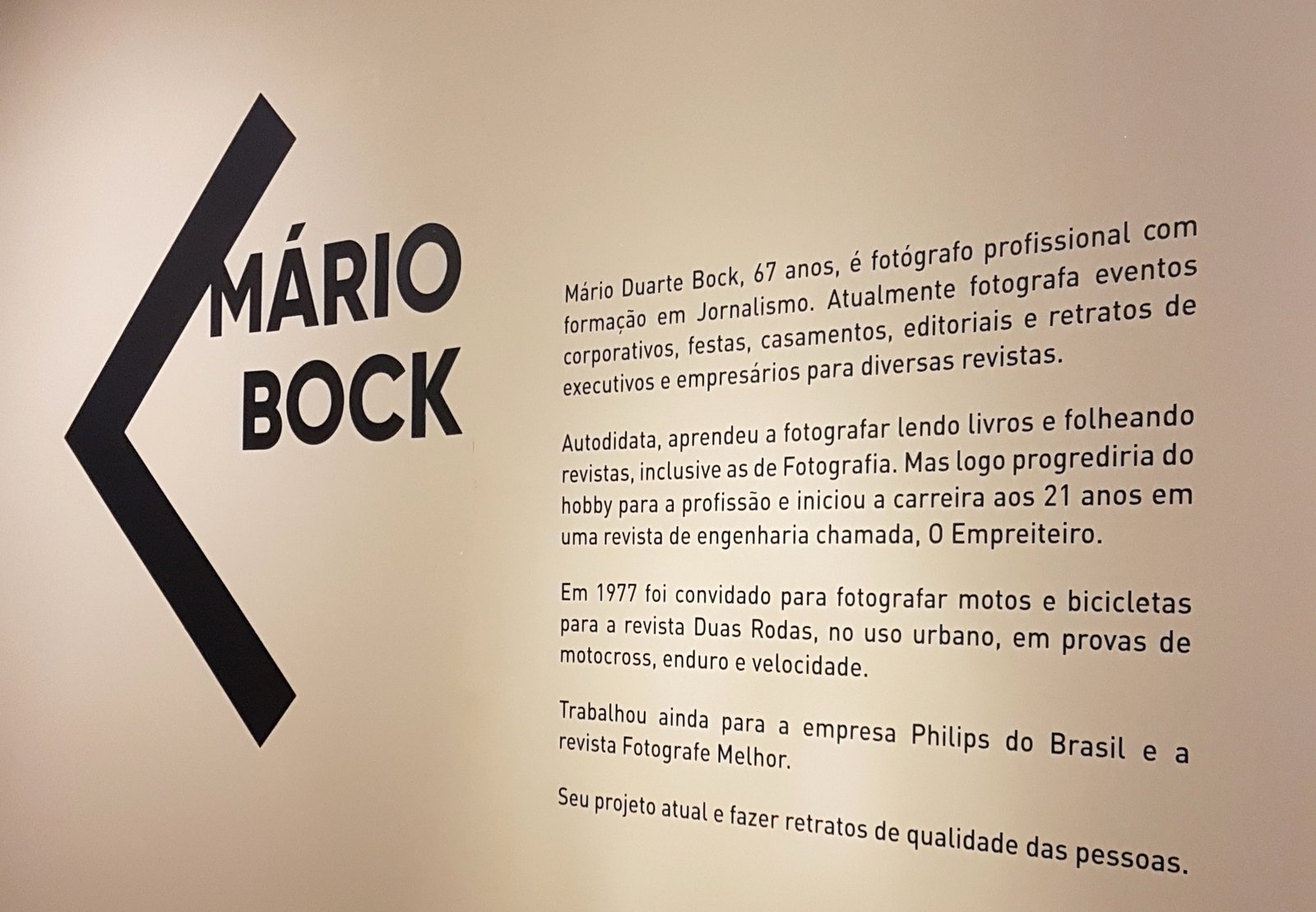 O "operário" da fotografia Mario Bock também aceitou o desafio de fotografar com seu celular. Exposição São Paulo em Movimento no Unibes Cultural - Foto Carlãozinho Coachman