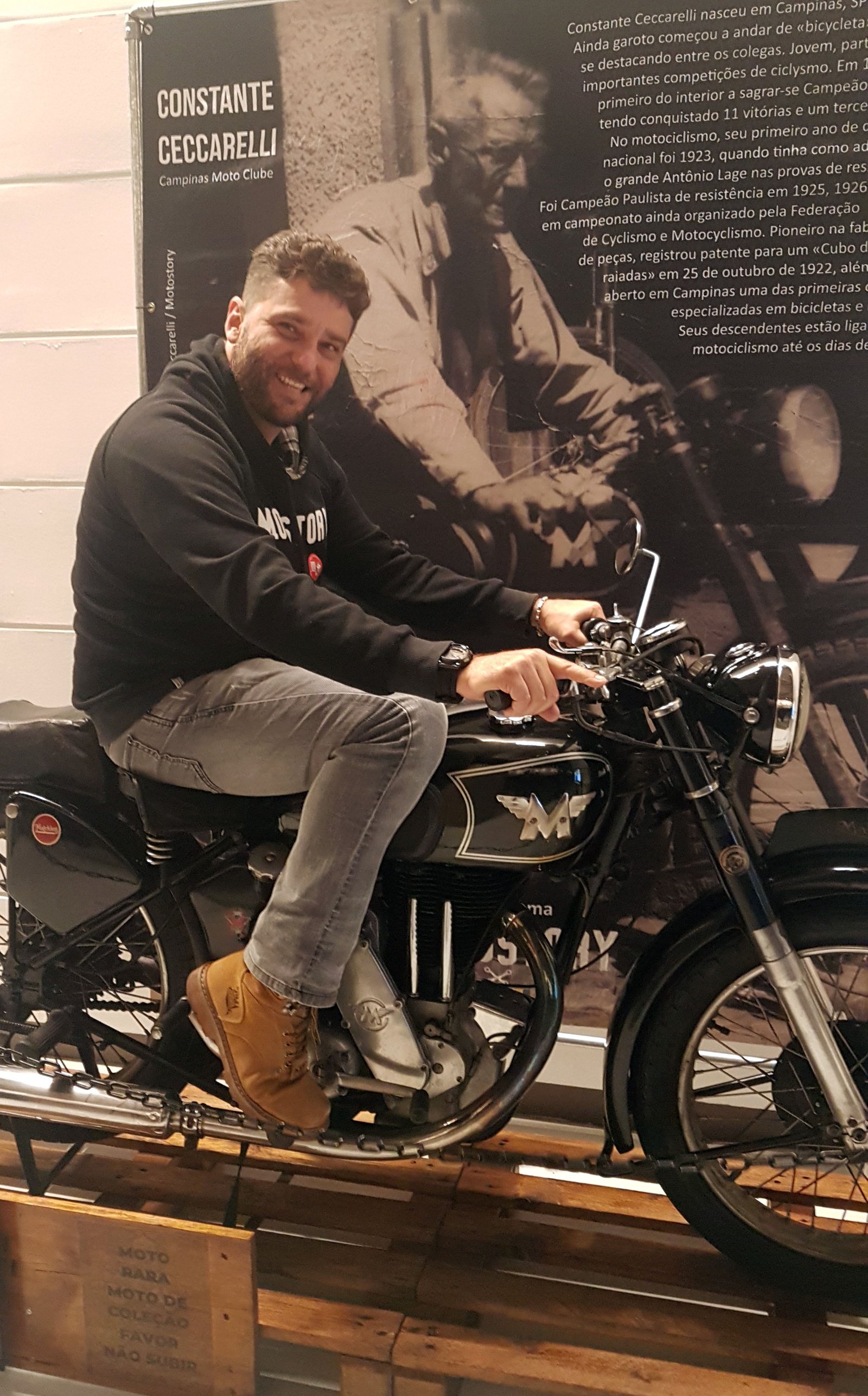Gustavo Ceccarelli sentado na moto que pertenceu aos seus avô e bisavô. Emoção do reencontro - Foto Carlãozinho Coachman