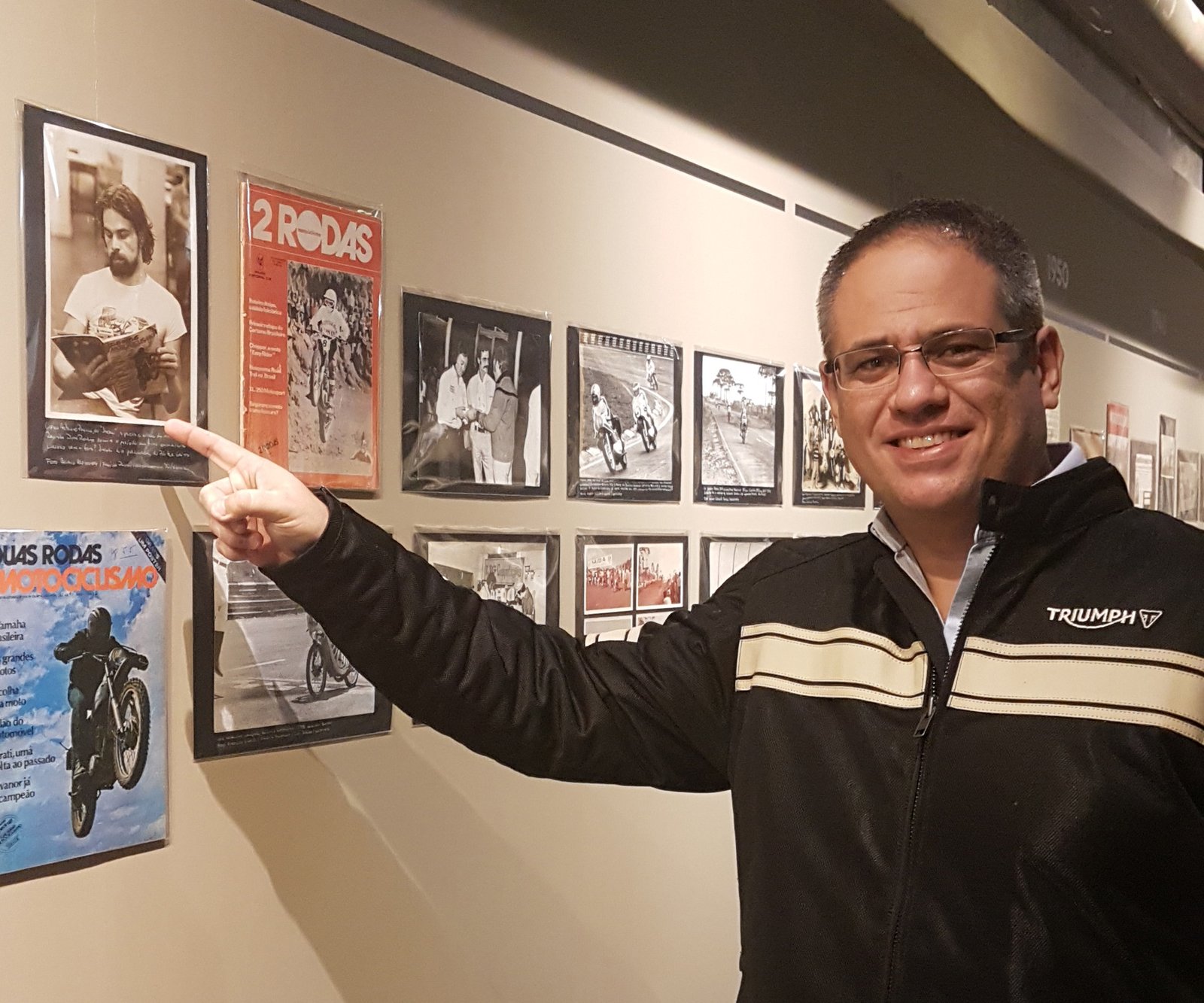Waldyr Siqueira, da Triumph, foi dar uma olhada na Exposição do Motostory lá no Unibes Cultural - Foto Carlãozinho Coachman