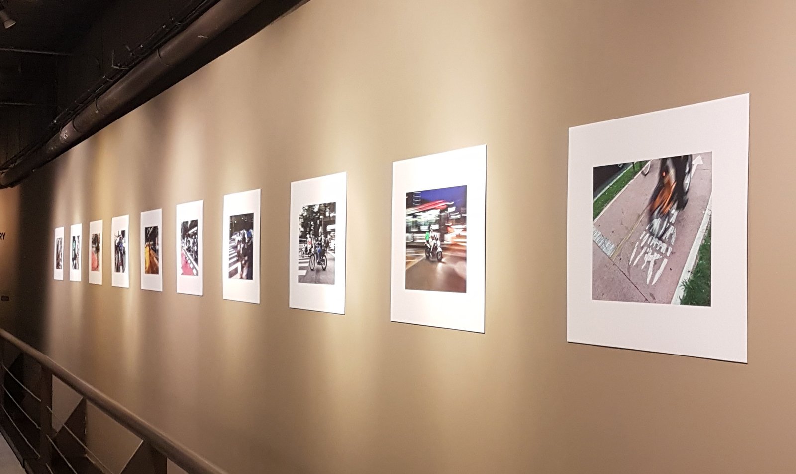 O "operário" da fotografia Mario Bock (ou lambe-lambe como ele mesmo se auto-intitula) também aceitou o desafio de fotografar com seu celular. Exposição São Paulo em Movimento no Unibes Cultural - Foto Carlãozinho Coachman
