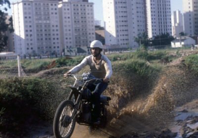 Carlão Coachman na pista de cross que existia onde hoje se vê o Parque do Povo, em São Paulo, próximo à ponte Cidade Jardim. Lá ele conheceu Carlos Ourique Scateninha. Foto Acervo Família Coachman / Motostory.