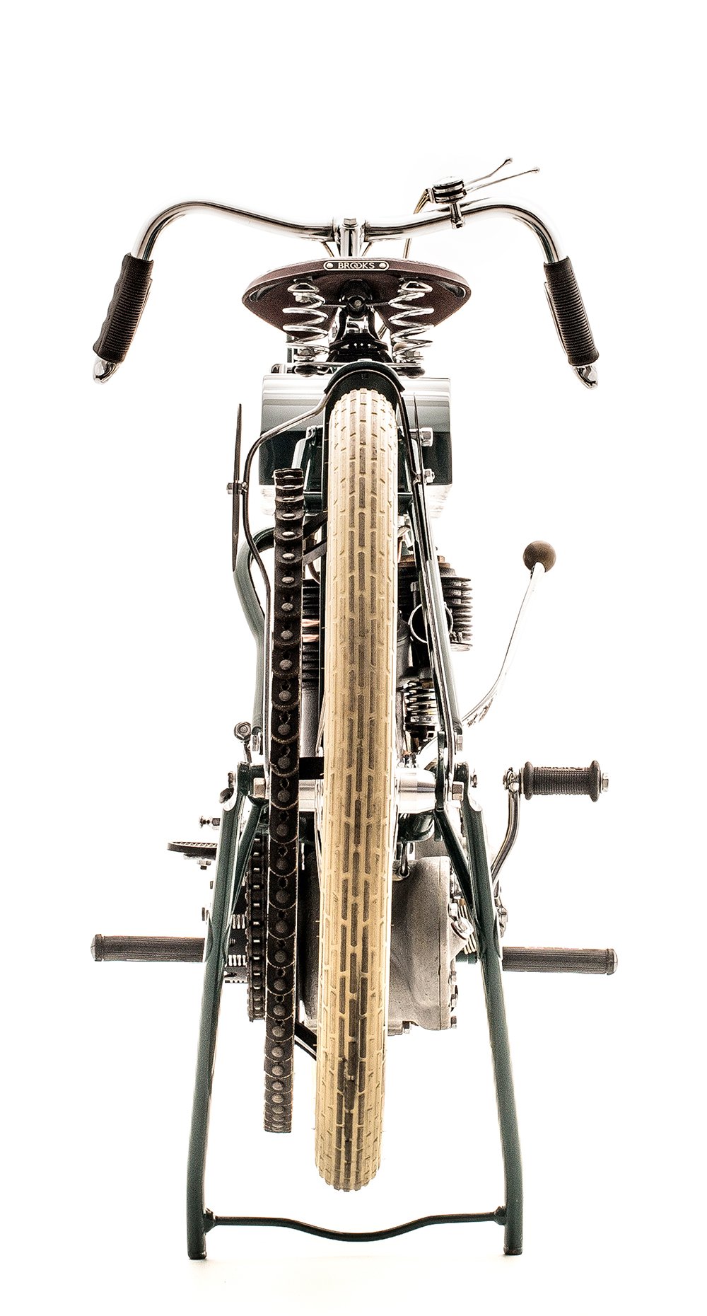 A visão traseira da Triumph Type H - Trusty destaca a transmissão secundária  por correia. Foto Wel Calandria.