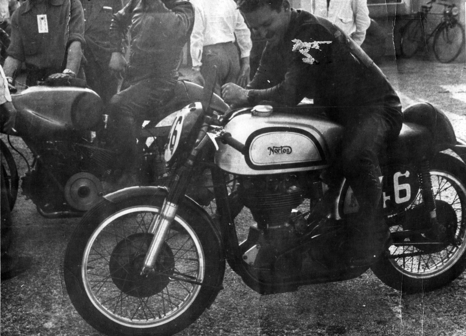 Praticamente todos os grandes pilotos dos anos 50 experimentaram a Norton Manx. Edgard Soares entre eles. Foto Família Edgard Soares
