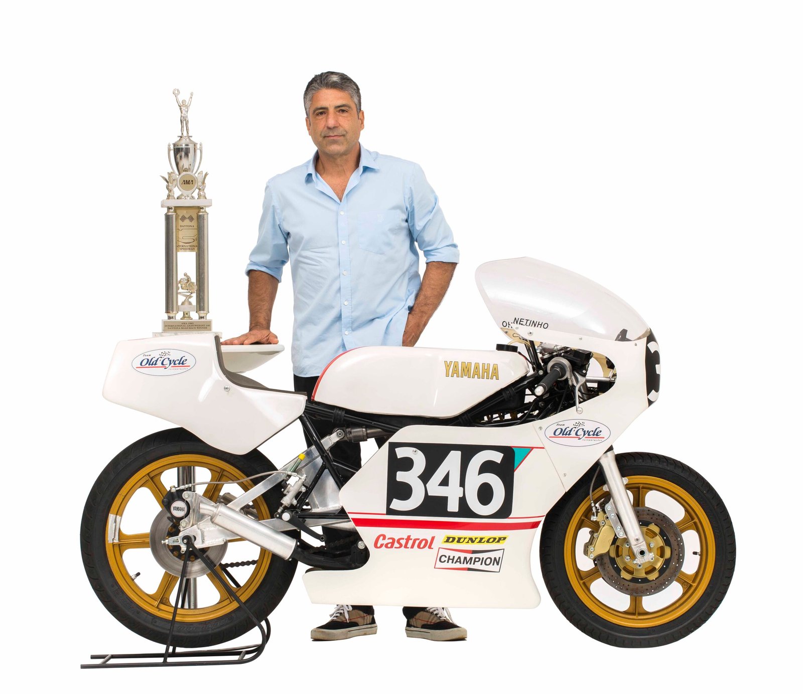 A Yamaha TZ 250 J de 1983, Antônio Jorge Neto (Netinho) e o troféu da vitória nas 100 Milhas de Daytona. Foto Wel Calândria.