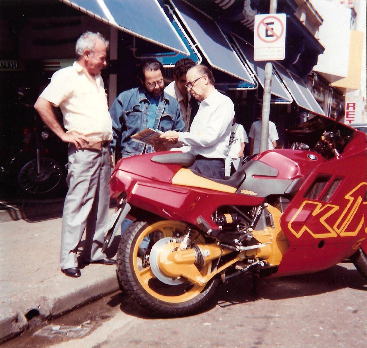 Eloy Gogliano (Lenda do Motociclismo Brasileiros, criador do Centauro motor Clube, da Federação Paulista de Motociclismo e da Confederação Brasileira de Motociclismo) durante o evento de partida da viagem de Edgard Soares e sua BMW K1 - Foto acervo Família Edgard Soares