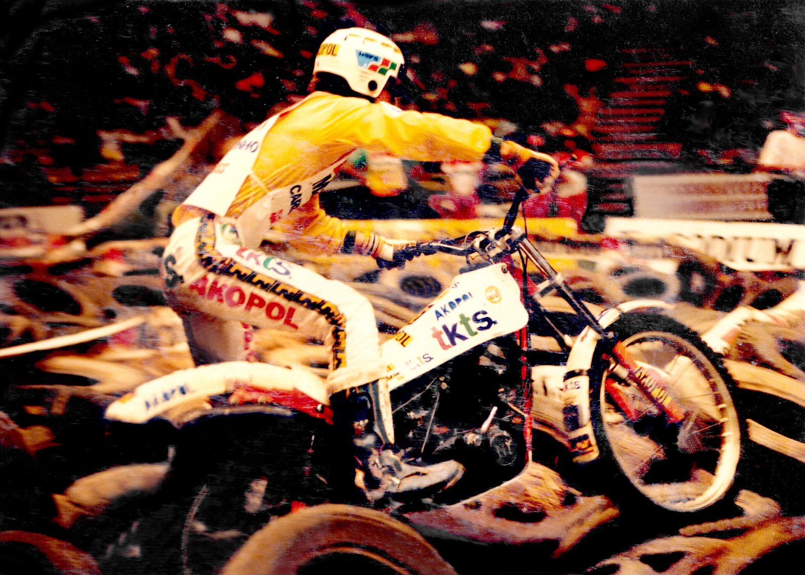 Ginásio do Ibirapuera, São Paulo, 1987. A revista Motosport / Motocross de Pedro Faus, Fabio Bueno e Marcelo Brettas realiza duas provas de exibição de Trial Indoor trazendo ao Brasil os Campeões Mundiais Gilles Bourgat, Eddy Lejeune, Thierry Michaud, mais as revelações Jordi Tarres, Andreo Codina e o dublê de cinema e palhaço Jean Pierre Goy. Neste momento Carlãozinho (o melhor entre os brasileiros) perde um ponto no marde pneus. Foto Motostory