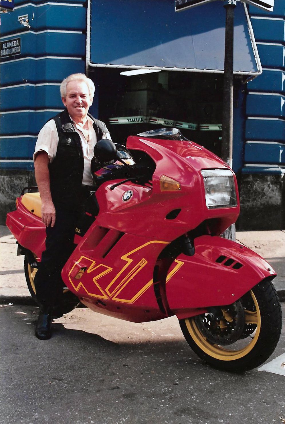 Na esquina do veneno em 1992, Edgard Soares e sua BMW K1 - Acervo Família Edgard Soares