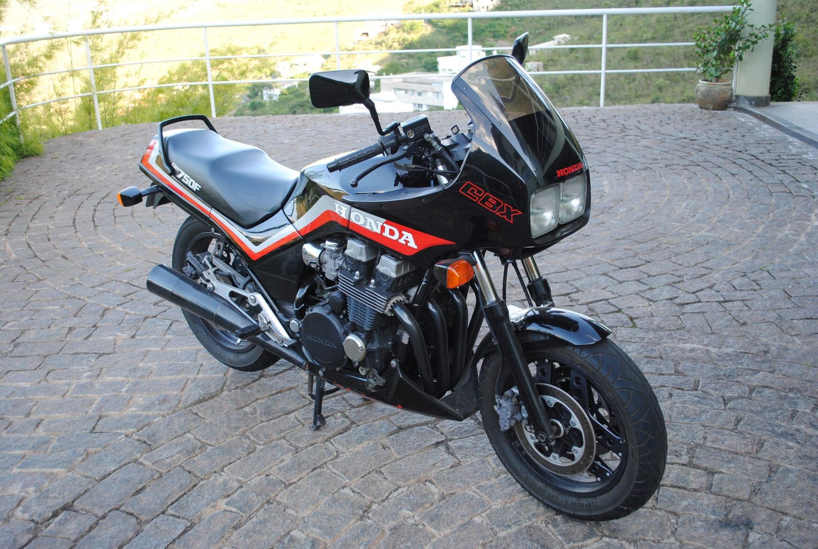 A CBX 750 F que pertenceu a Emílio Camanzi segue nas mãos do amigo que a comprou até hoje - Foto Acervo Emílio Camanzi