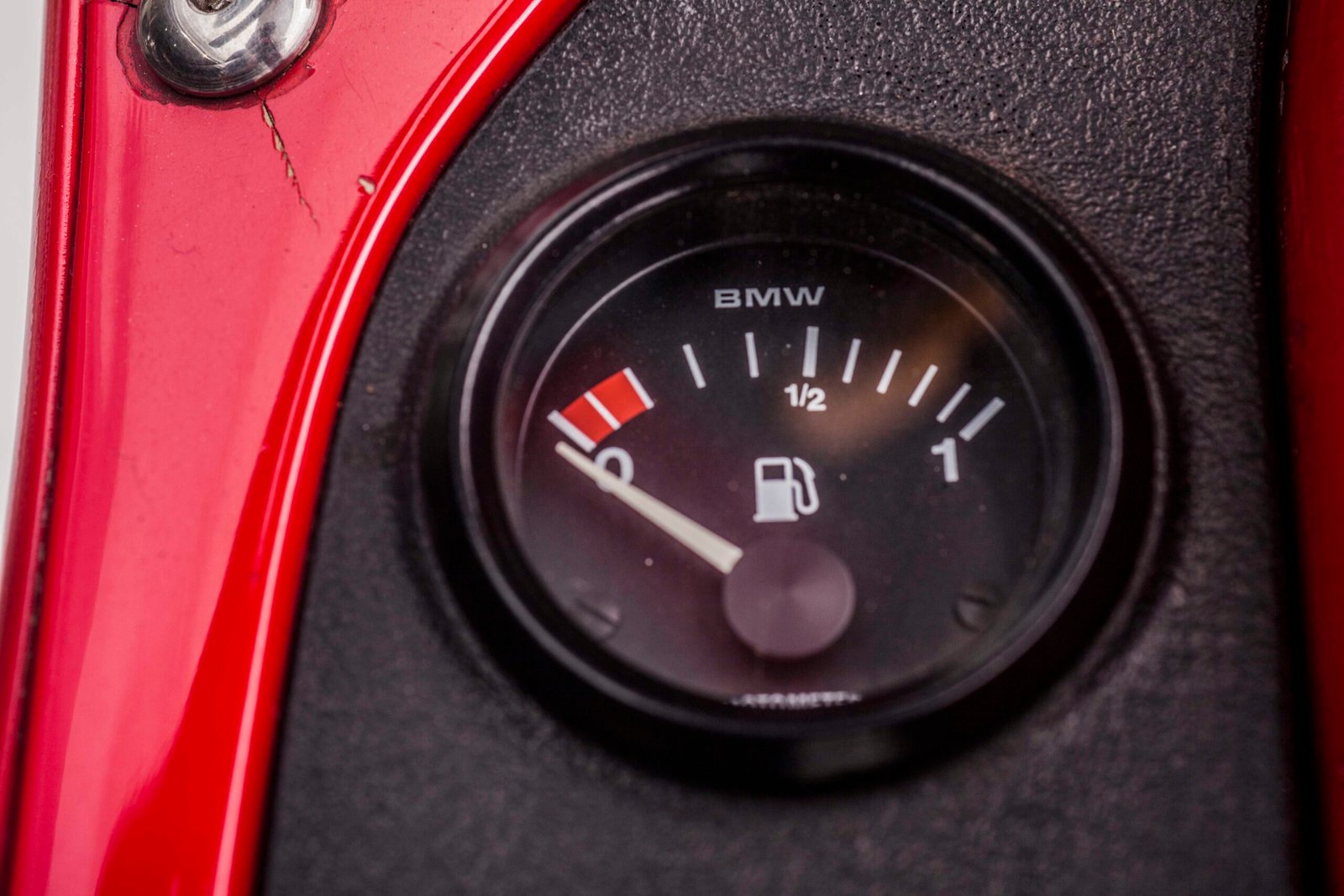 Marcador de combustíveis na BMW K1. Inovação. Foto Wel Calândria