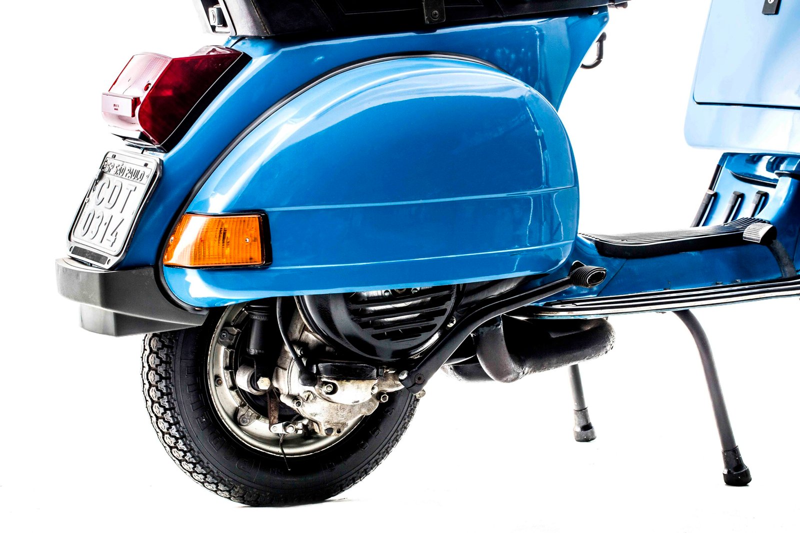 Na lateral direita está "escondido" o motor e bem aparente o enorme pedal de partida - Foto Wel Calândria