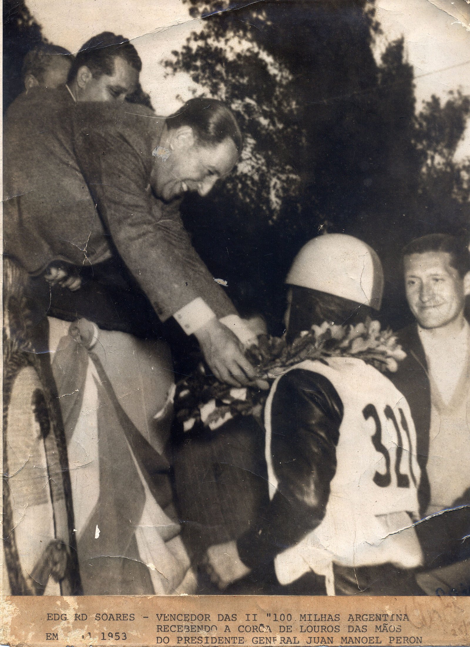 Edgard Soares recebe de Juan Manoel Peron a coroa pela vitória no GP da Argentina de 1953 - Foto Acervo Família Edgard Soares