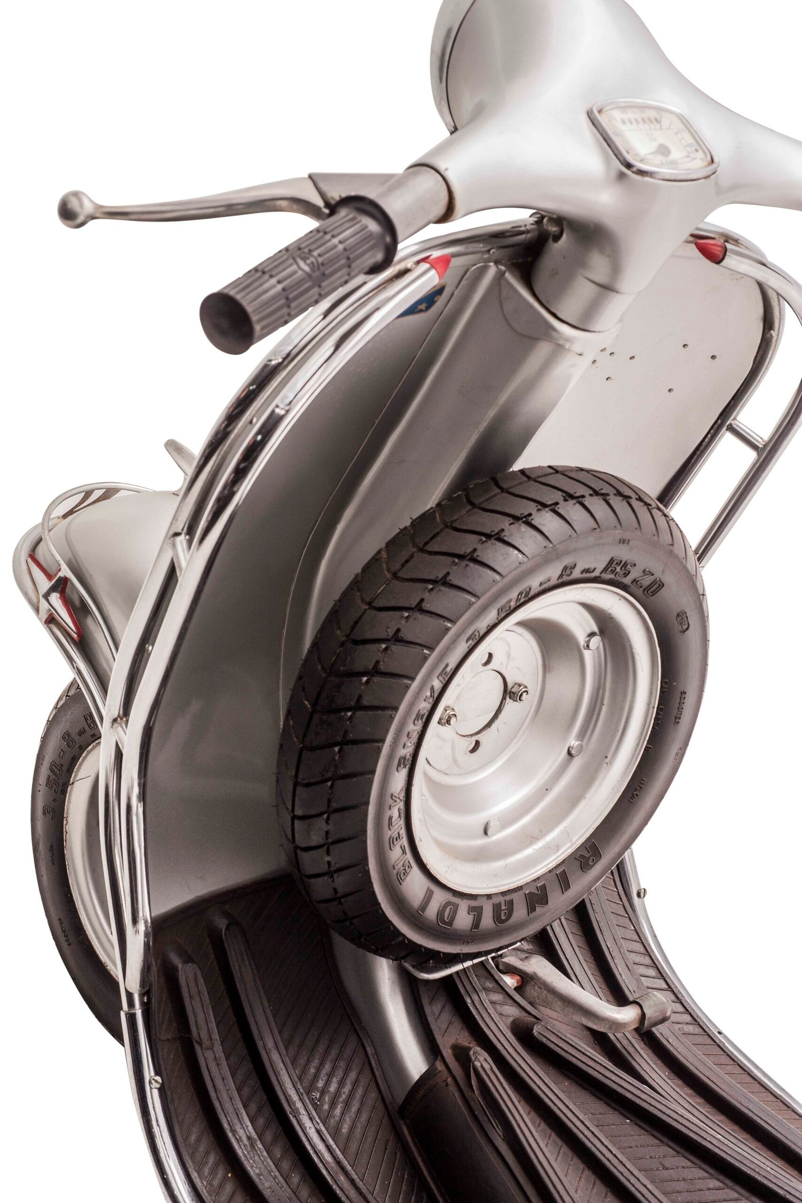 Vespa M4 Prata pertencente ao Moto Classic Museum, de Justiniano Proença - Foto Wel Calândria