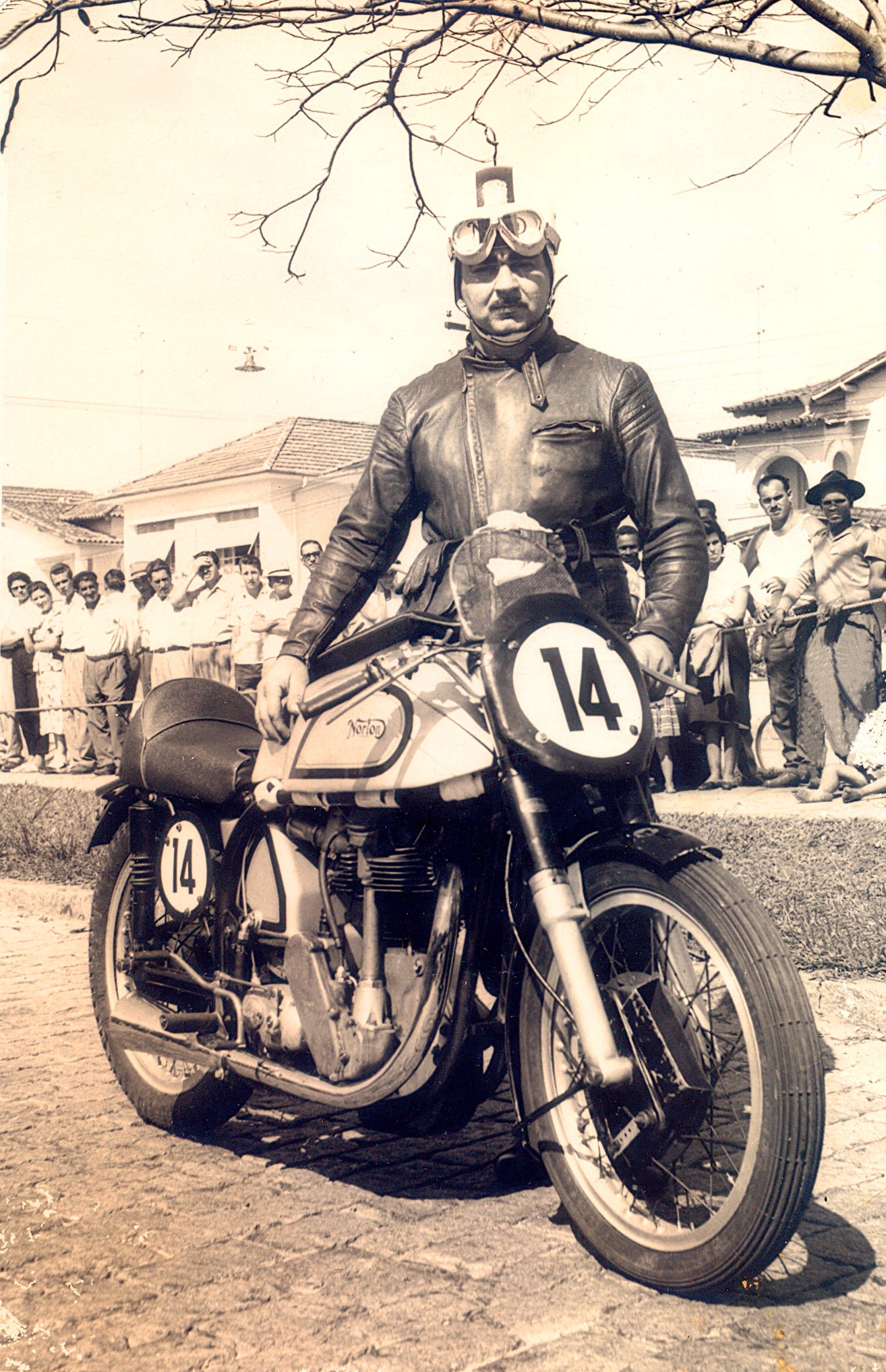 O Campeão Brasileiro de 1953, Franco Bezzi Neto e sua Norton Manx - Foto acervo Família Bezzi