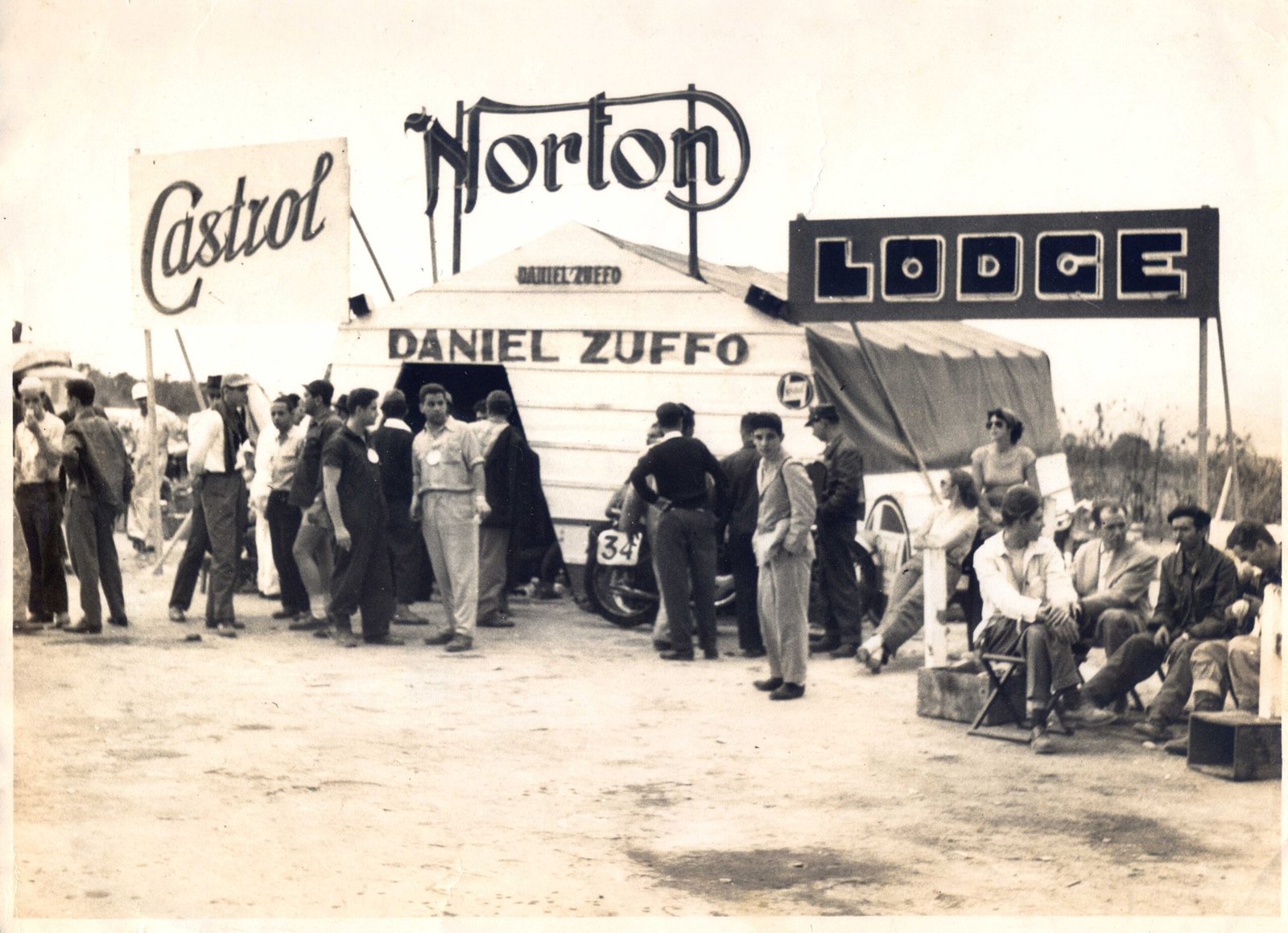 Daniel Zuffo era o importador Norton nos anos 50, quando o modelo Manx foi tão dominante - Foto Acervo Edgard Soares 