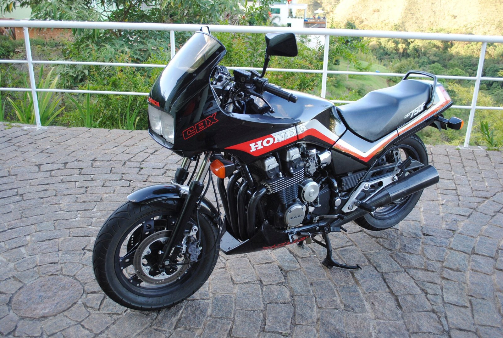 A CBX 750 F que pertenceu a Emílio Camanzi segue nas mãos do amigo que a comprou até hoje - Foto Acervo Emílio Camanzi