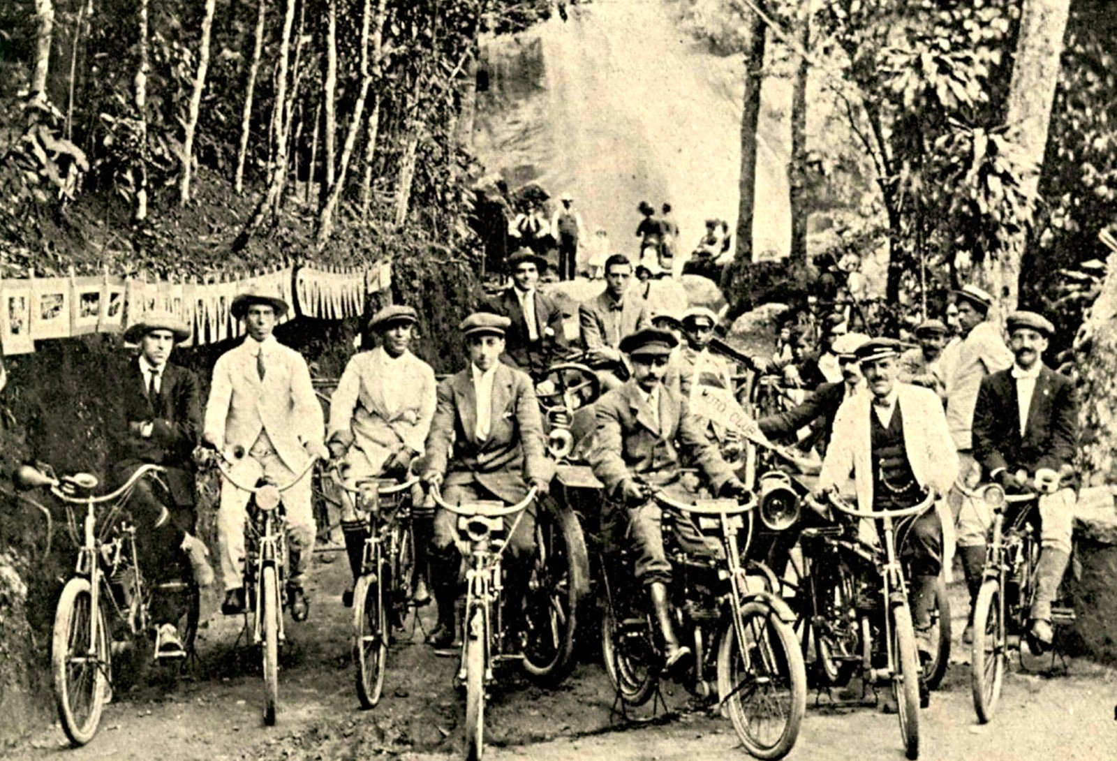 Foto dos representantes do Moto Club do Brasil publicada na revista Fon Fon em 02 de Novembro de 1912. - Agradecimentos Fabio Luiz Ferreira Gomes - Histórias de Paixão Sobre Rodas - Moto Club de Campos