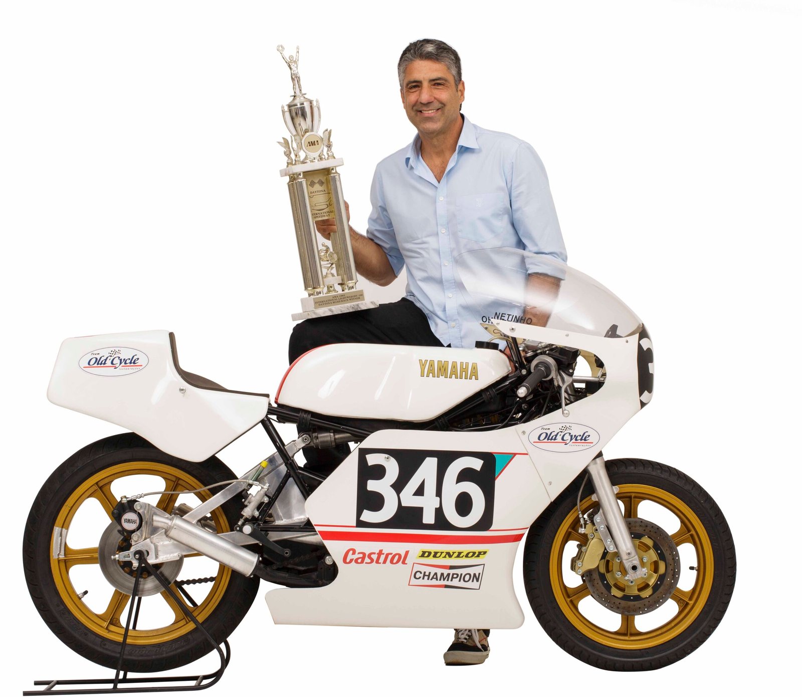 A Yamaha TZ 250 J de 1983, Antônio Jorge Neto (Netinho) e o troféu da vitória nas 100 Milhas de Daytona. Foto Wel Calândria.