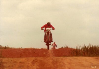 Carlão Coachman e sua Montesa 360 H6 à frente de Kiko Mari na pista de motocross em Ibiúna, SP. Detalhe: O farol caiu nos saltos... era muito pesado - Foto Acervo Motostoy