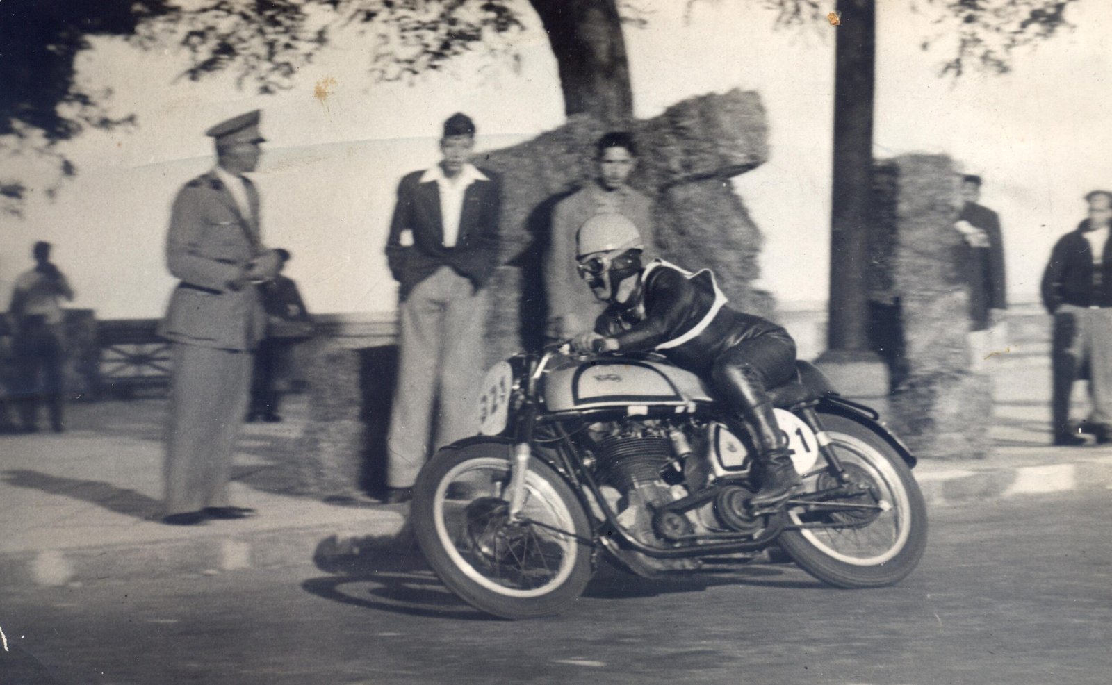 Edgard Soares conseguiu realizar o objetivo de vários pilotos brasileiros de sua época: Vencer o GP da Argentina, em Buenos Aires. Depois de um Vice campeonato em 1950, a consagradora vitória em 1953 - Foto Acervo Família Edgard Soares