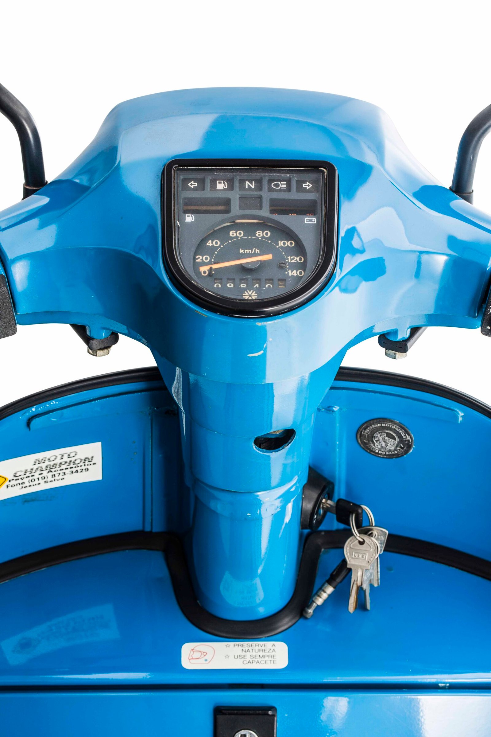 O painel da vespa PX 200 S com marcador de combustível e nível de bateria - Foto Wel Calândria