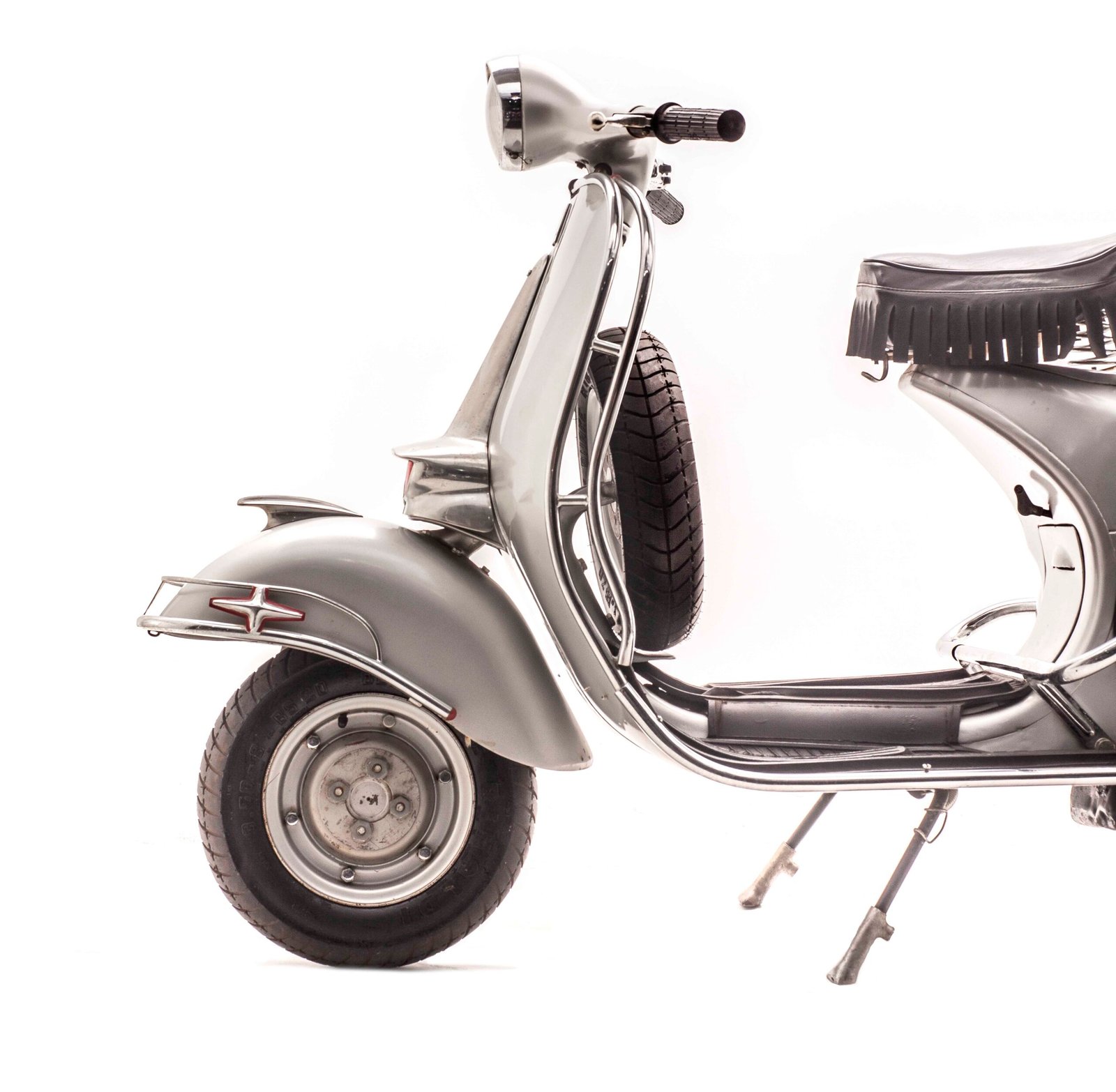 Vespa M4 Prata pertencente ao Moto Classic Museum, de Justiniano Proença - Foto Wel Calândria