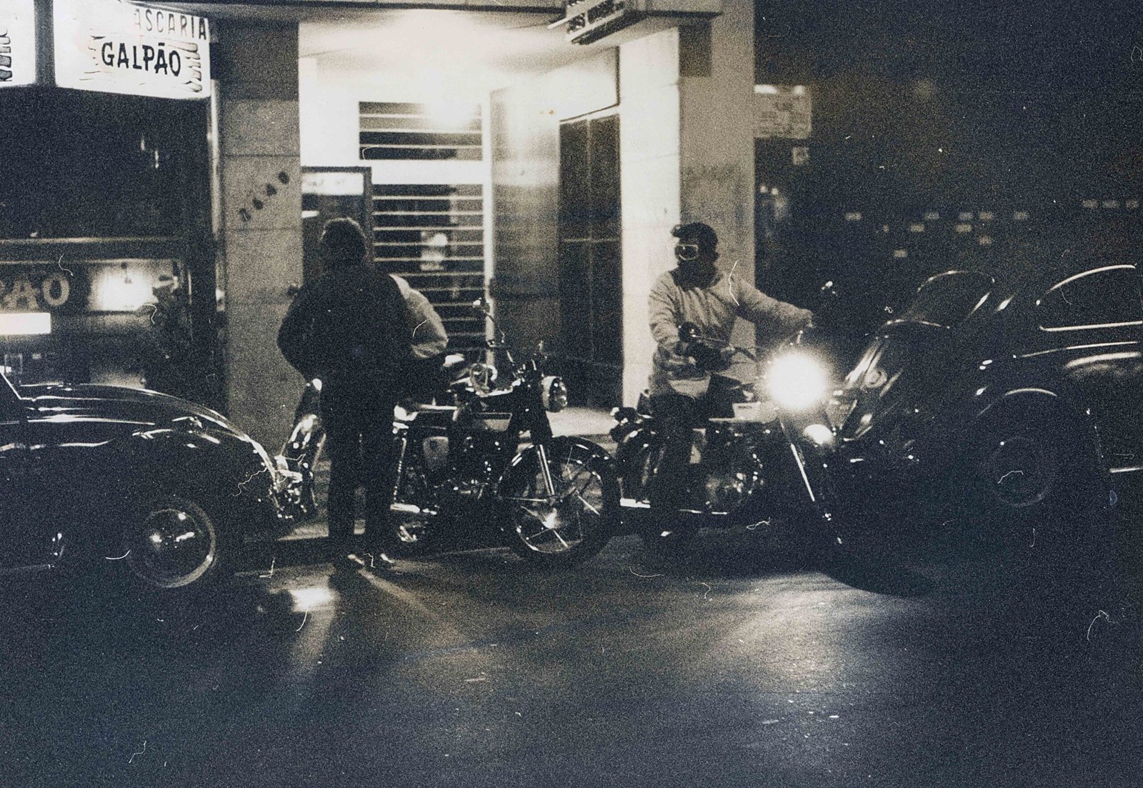 Foto tirada em São Paulo por Edson Lobo, mostra as motocicletas Honda ainda importadas no início dos anos 70, antes da produção nacional e do fechamento das importações.