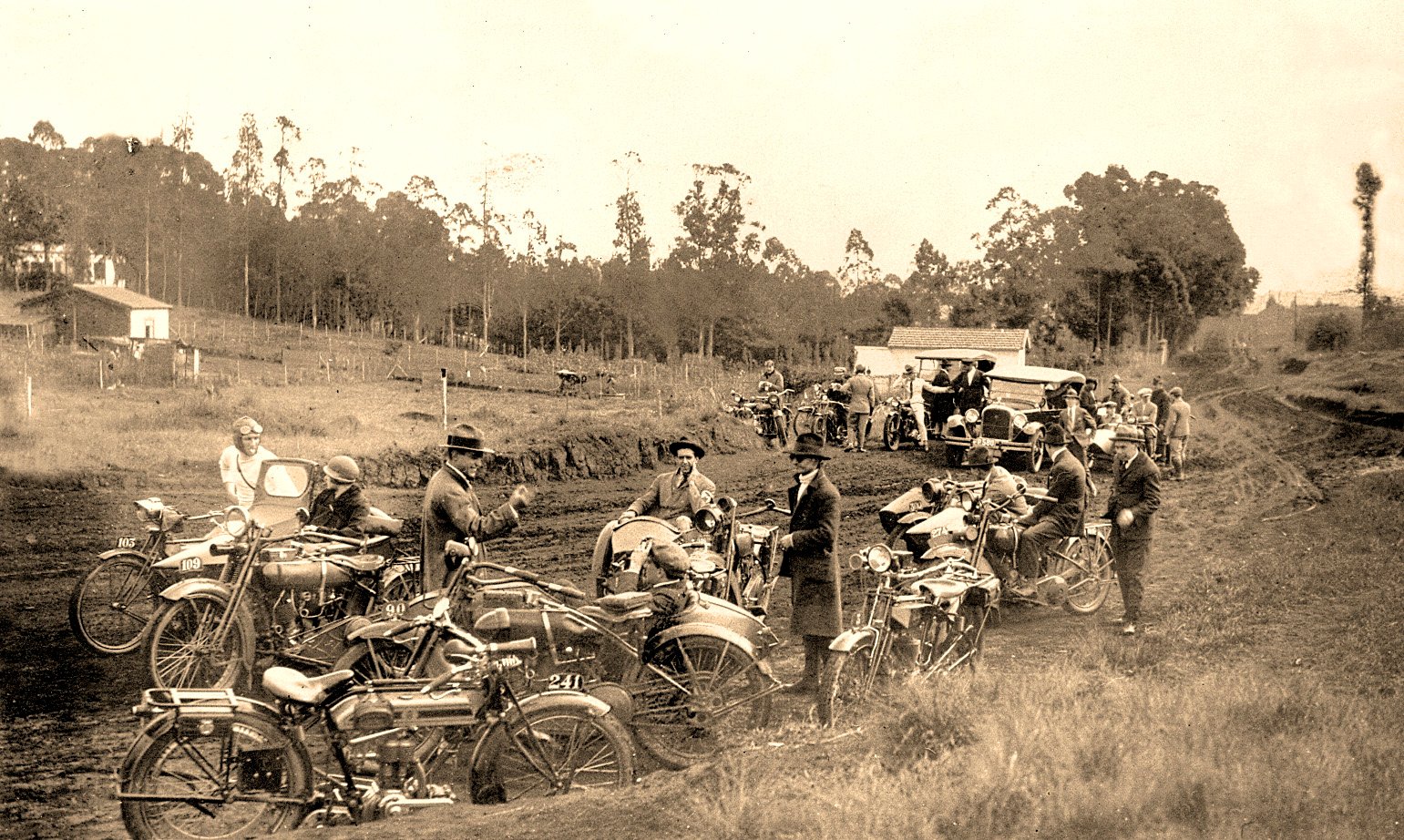 LINHA DO TEMPO - 1920 - Foto do Album de Antônio Lage que pertence à família de Edgard Soares. Esta imagem retrata a largada de um Raid em meados da década de 20 do Século XX. De branco, sentado na moto e conversando com a Sra. no Side Car aparece António Lage.